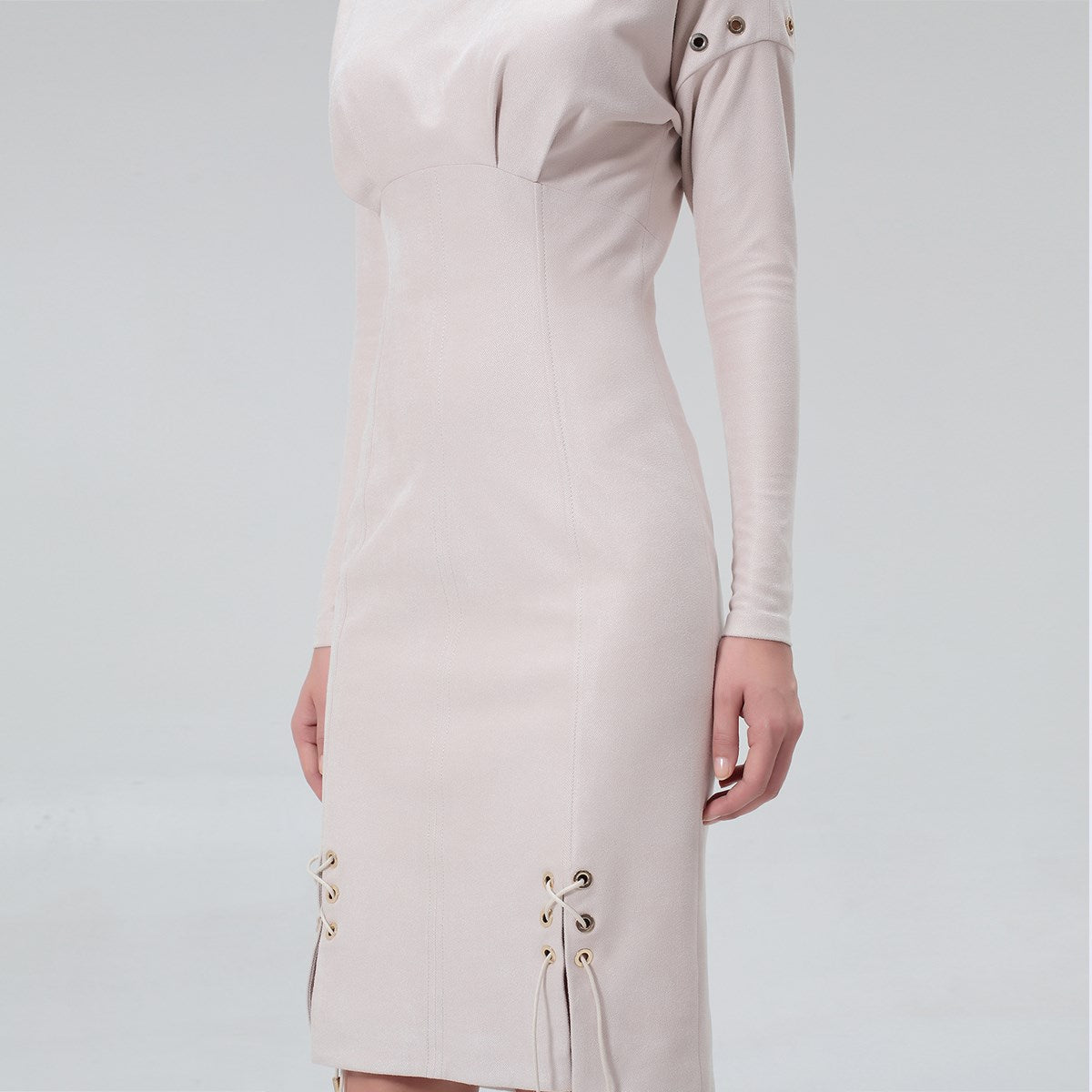 Robe fourreau à laçage à l'ourlet