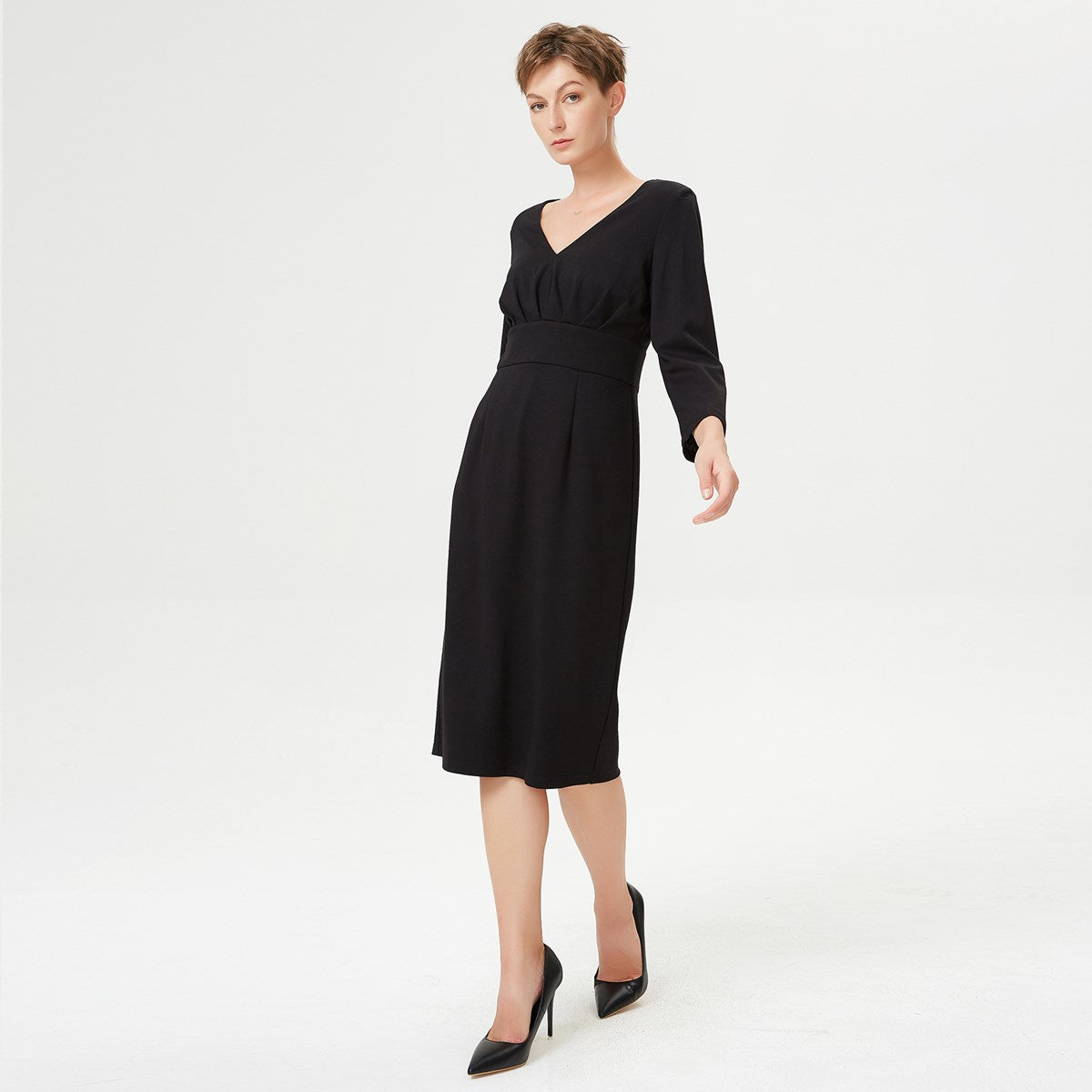 Robe ajustée encolure V et plis poitrine