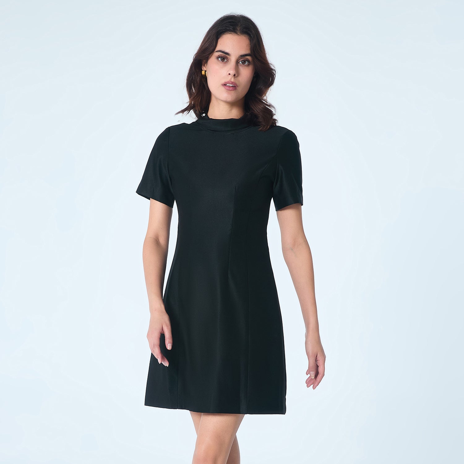 Robe courte en taffetas avec nœud dans le dos