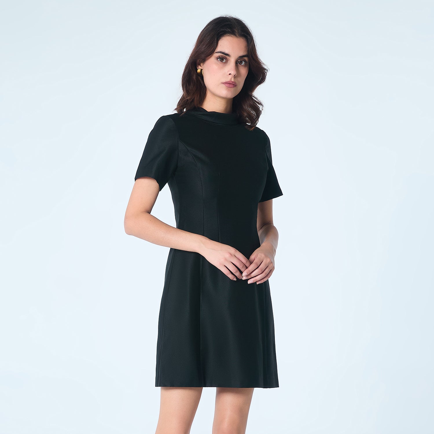 Robe courte en taffetas avec nœud dans le dos