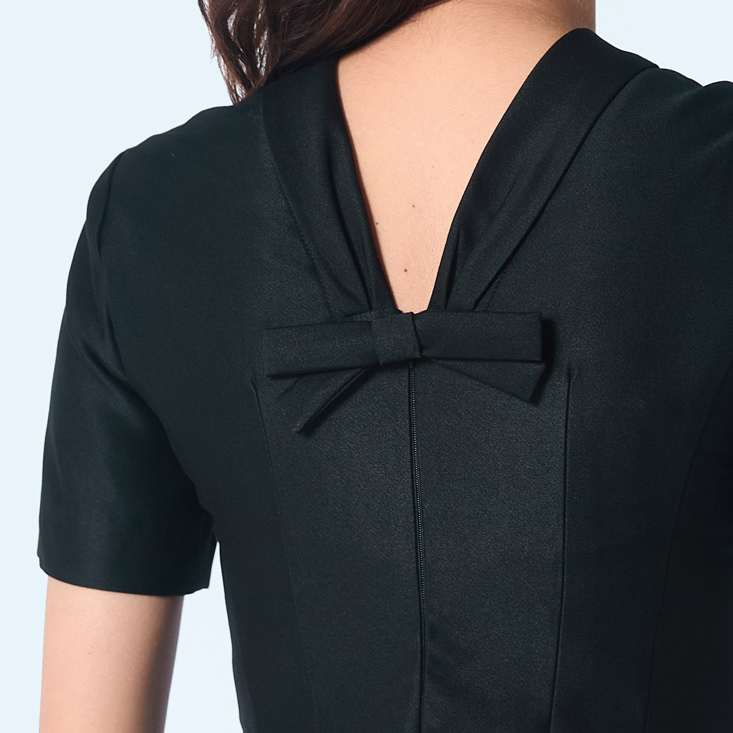 Robe courte en taffetas avec nœud dans le dos