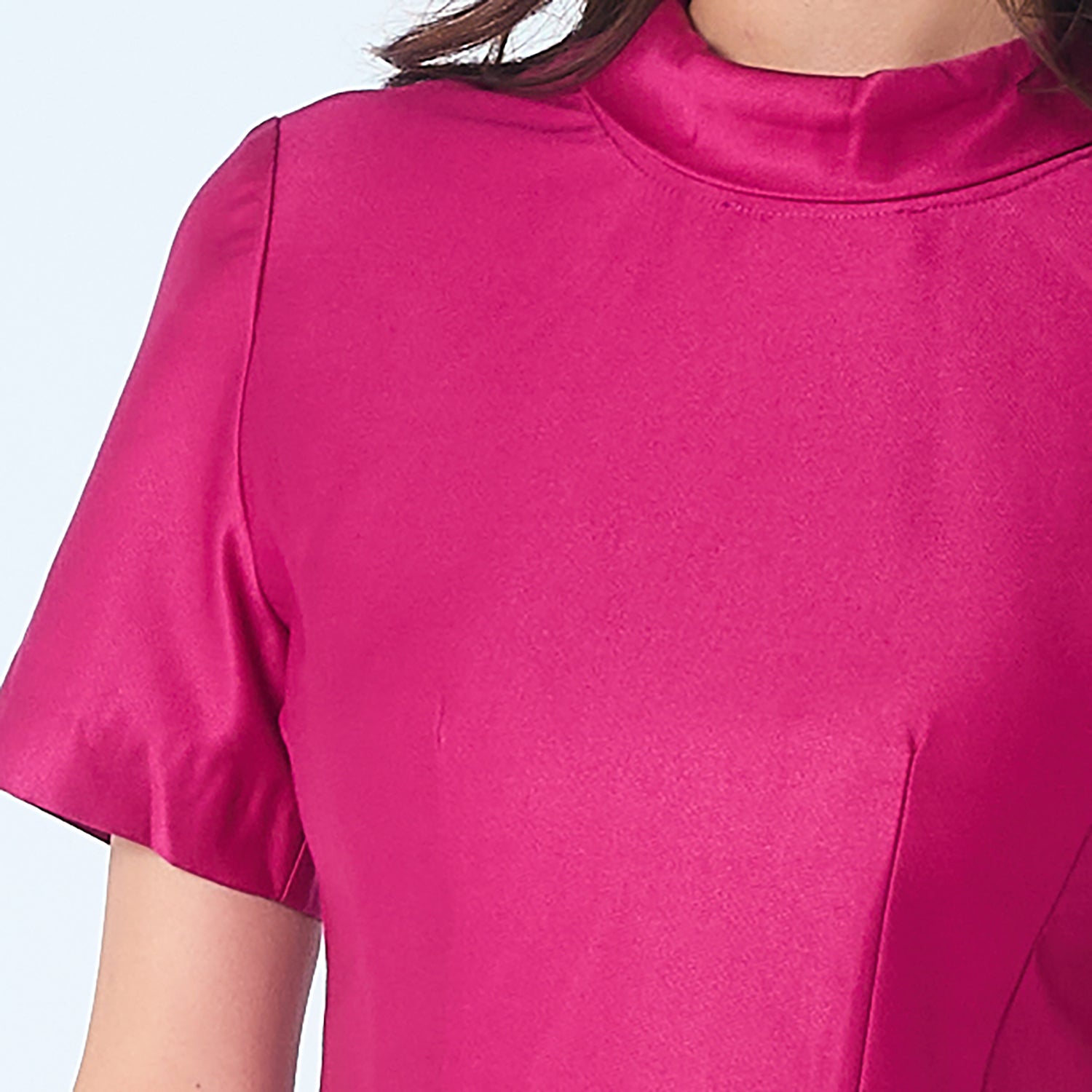 Robe courte en taffetas avec nœud dans le dos