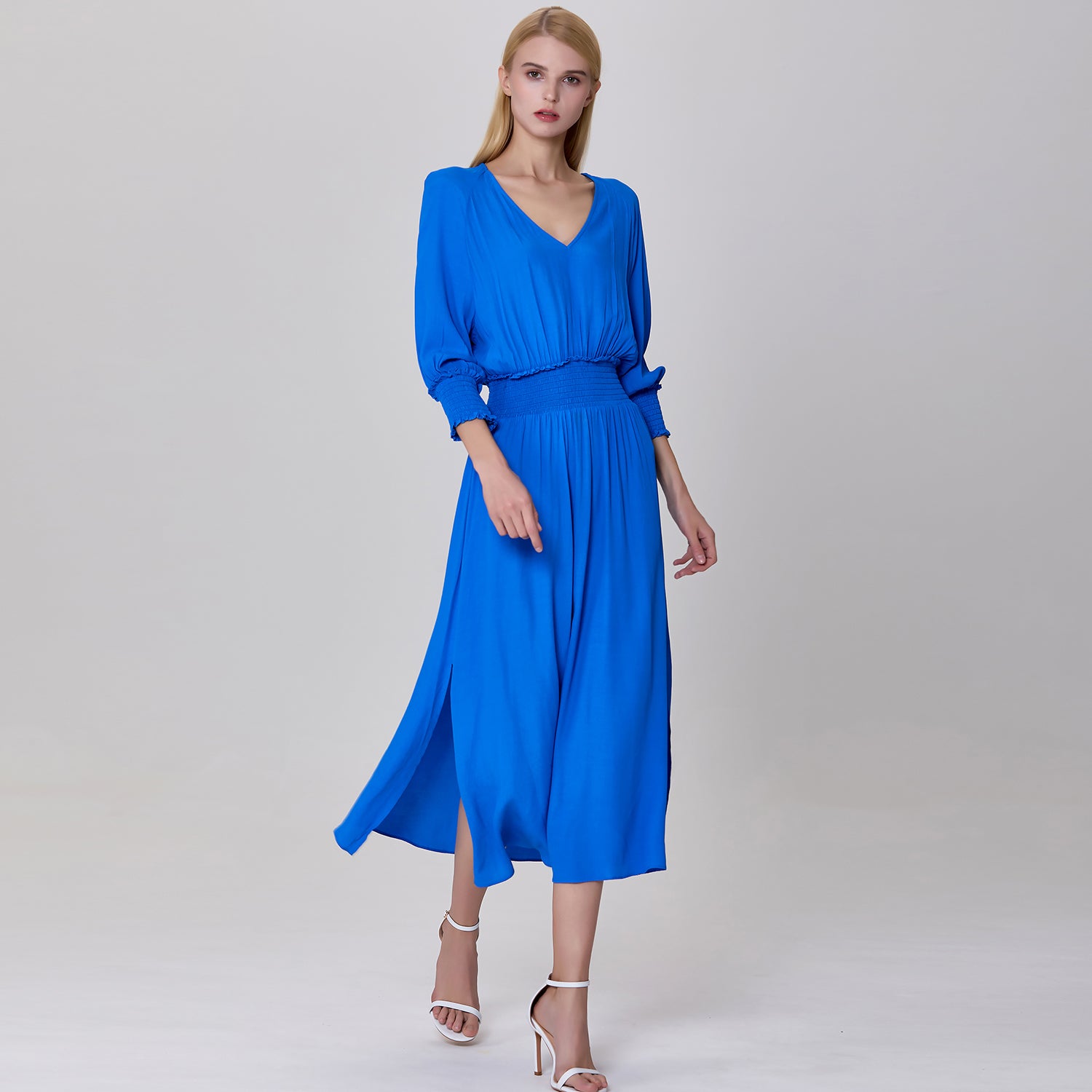 Robe à smocks ajustée et évasée avec décolleté en V