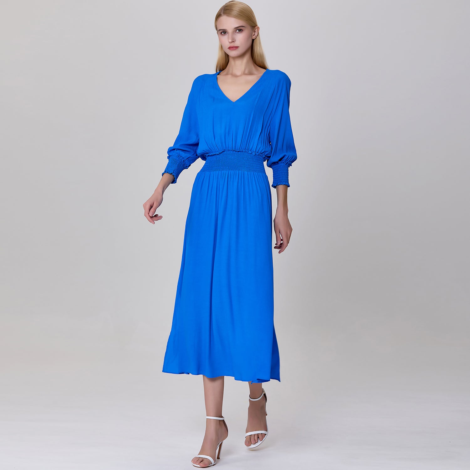 Robe à smocks ajustée et évasée avec décolleté en V