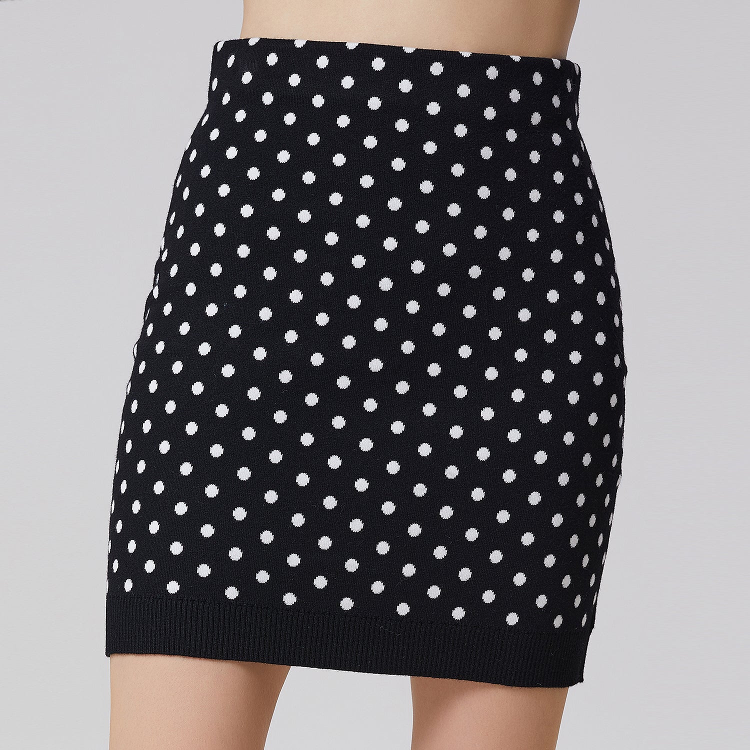Jupe courte tricotée à pois