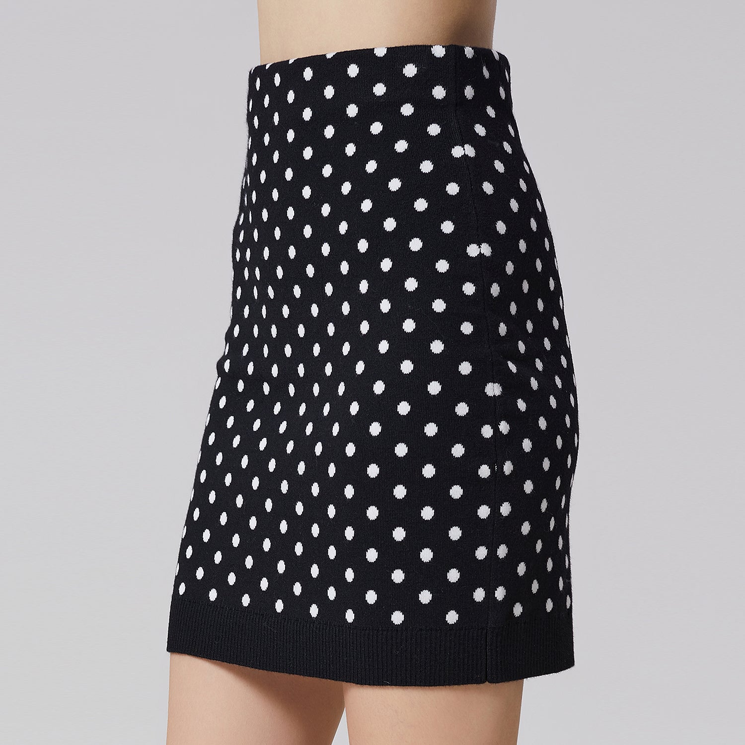 Jupe courte tricotée à pois