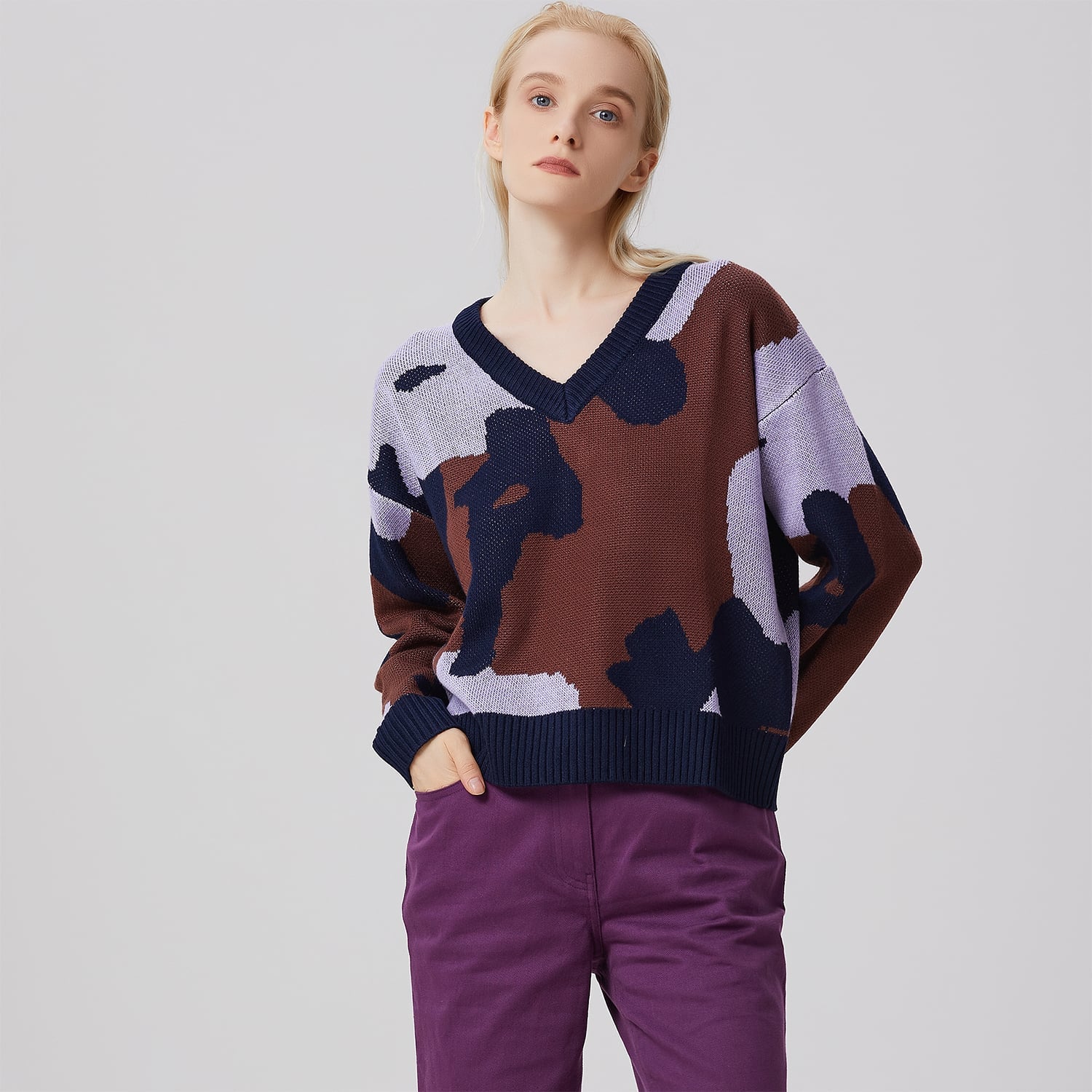 Pull col V à motif abstrait