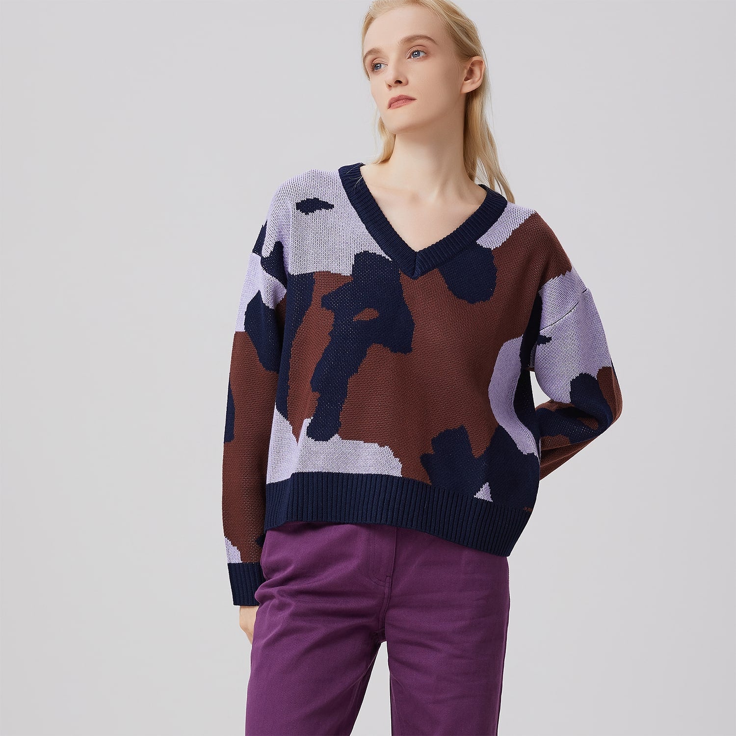 Pull col V à motif abstrait