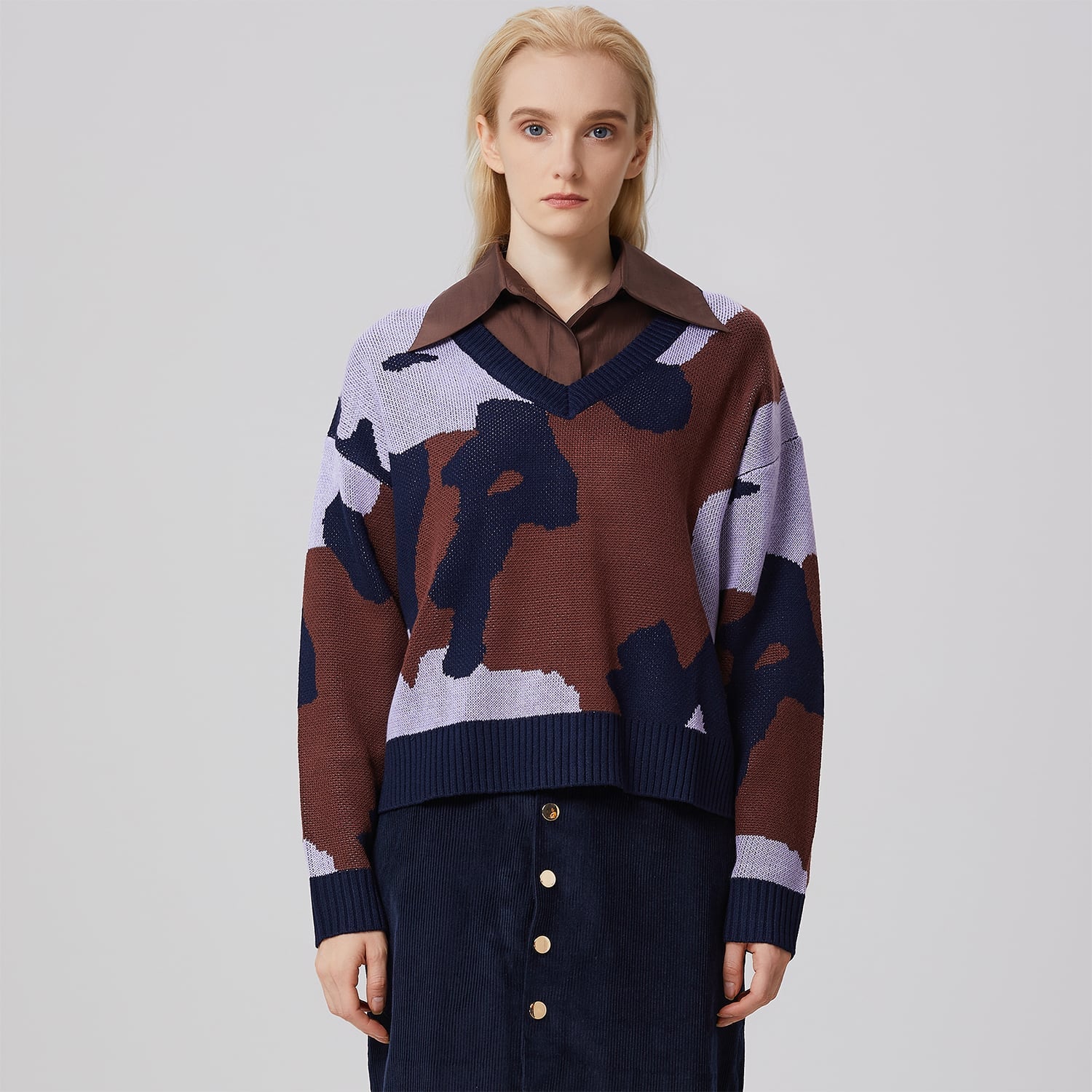 Pull col V à motif abstrait