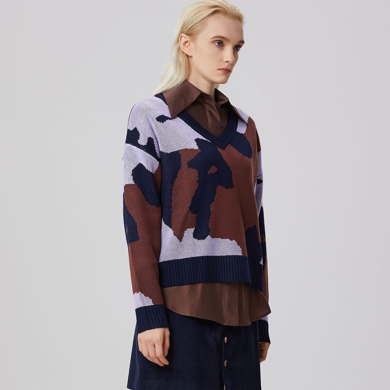 Pull col V à motif abstrait