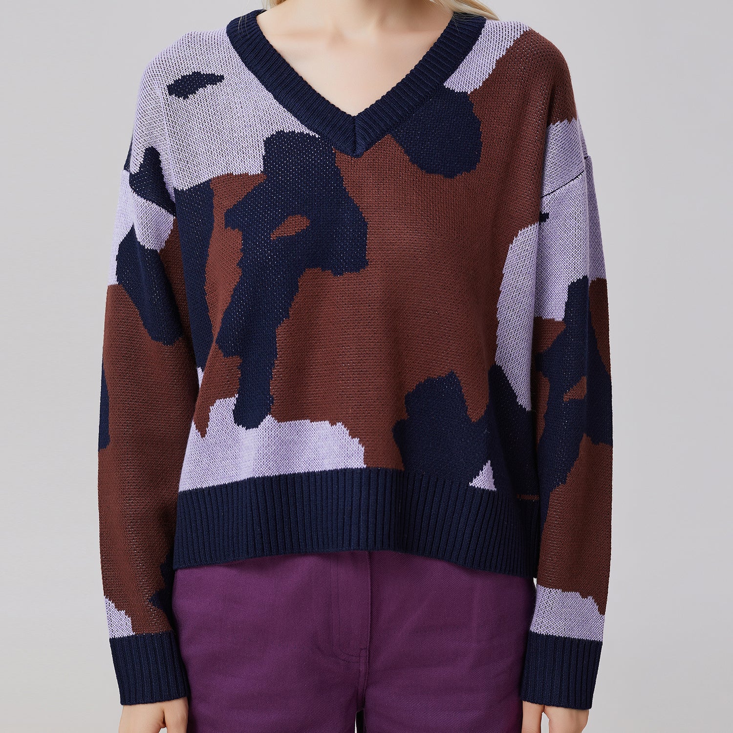 Pull col V à motif abstrait