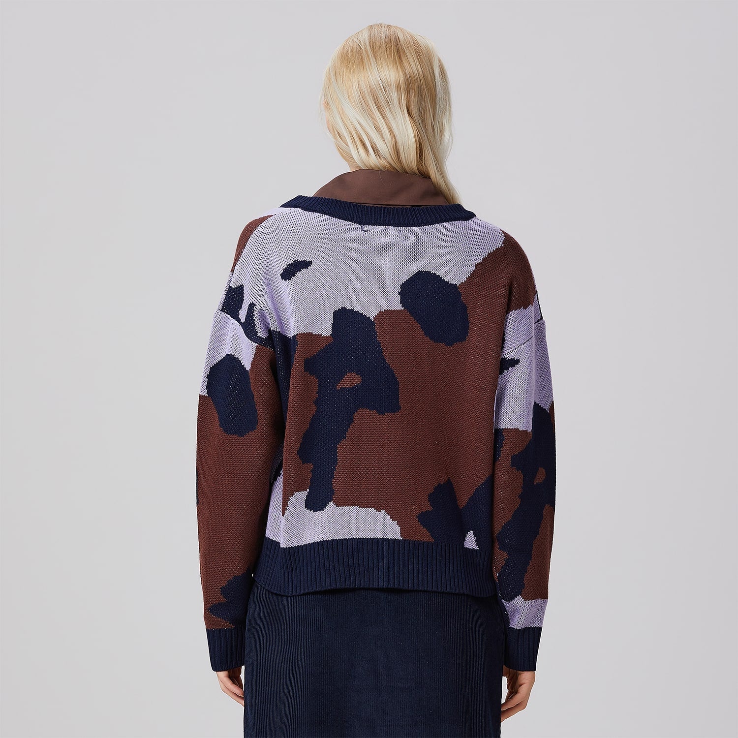 Pull col V à motif abstrait