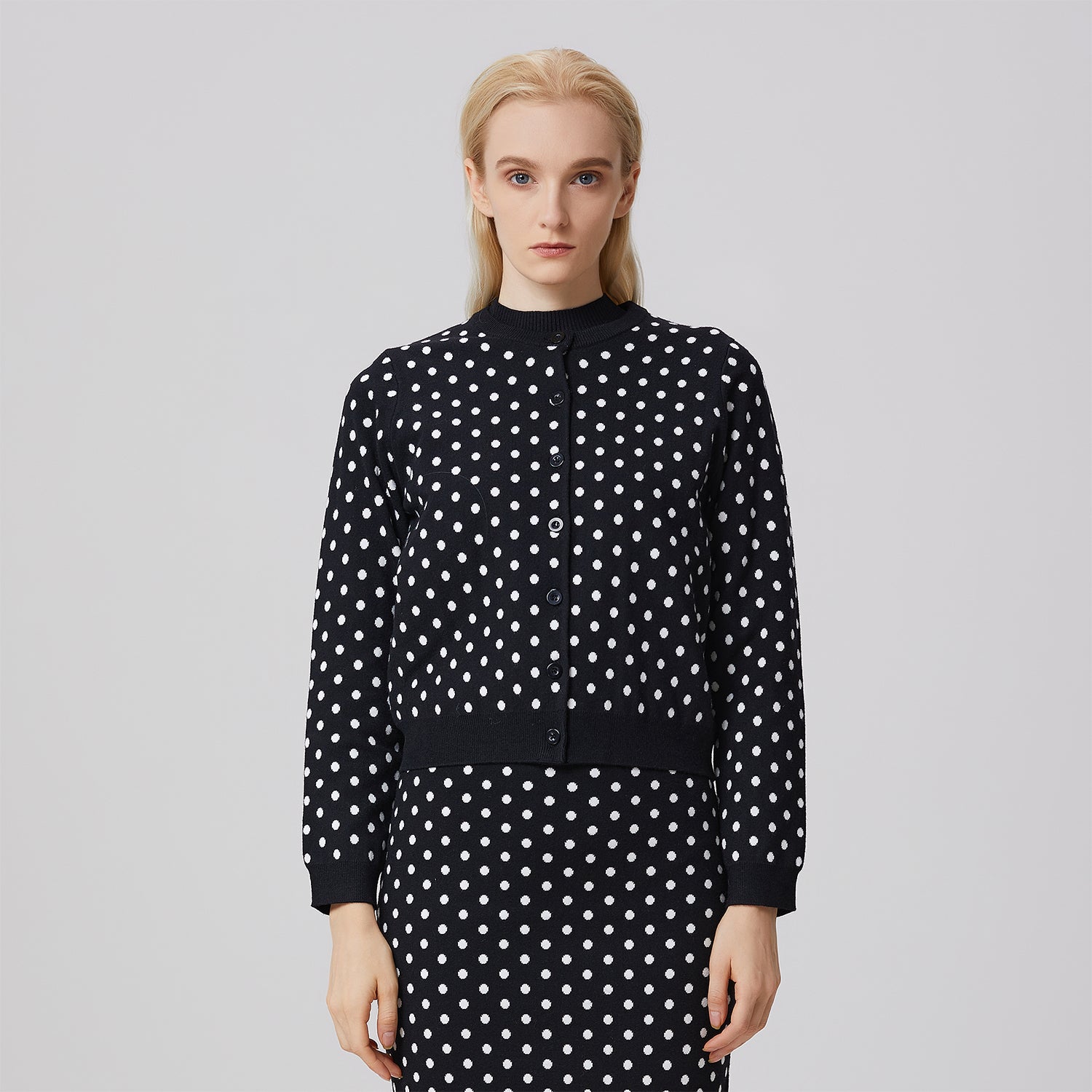 Cardigan tricoté à pois