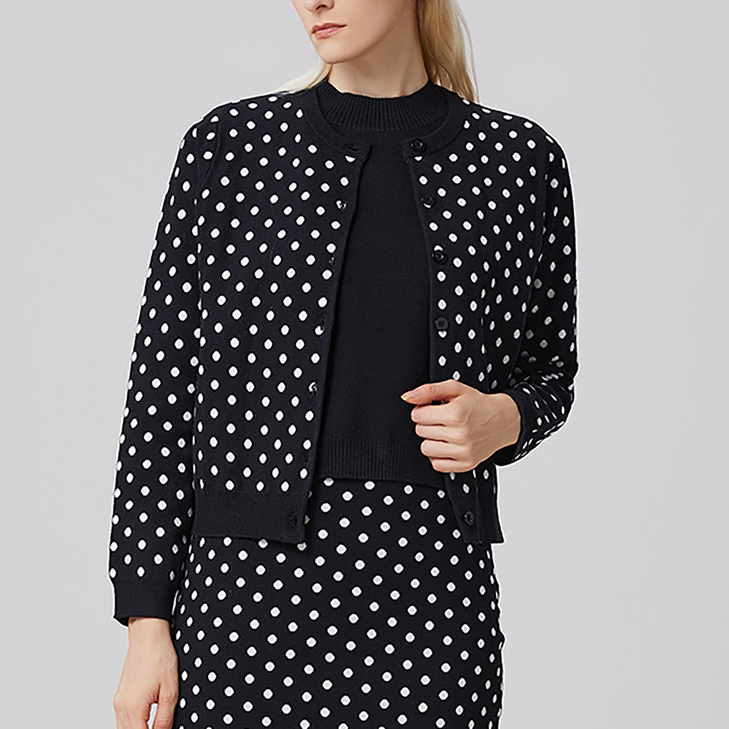 Cardigan tricoté à pois