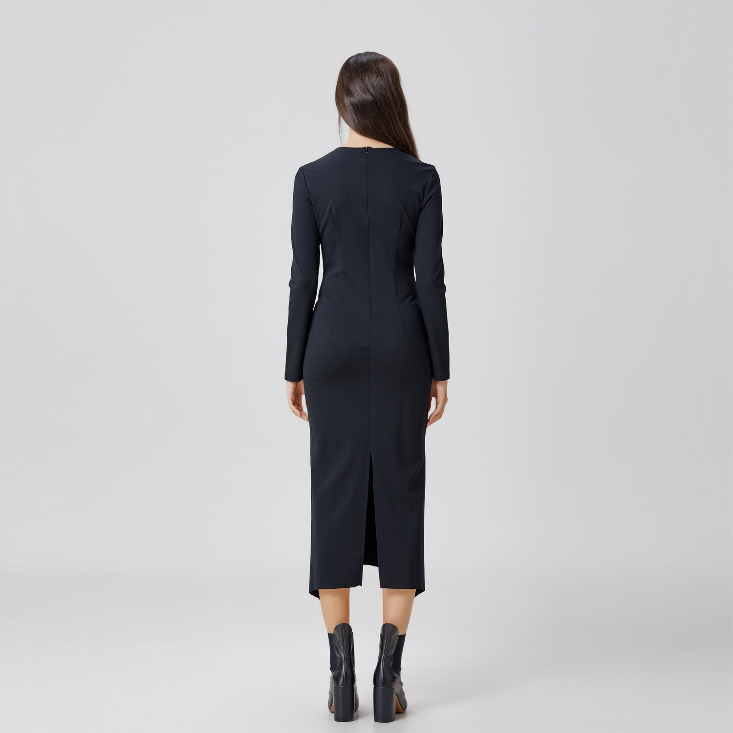 Robe asymetrique à découpes structurées