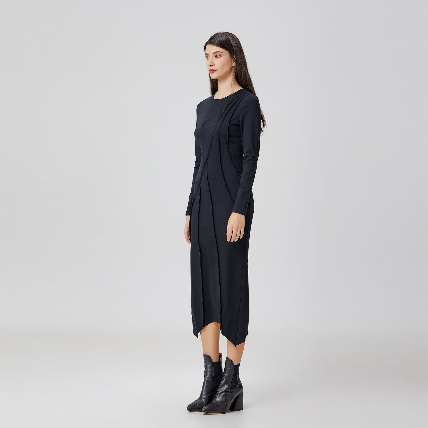 Robe asymetrique à découpes structurées