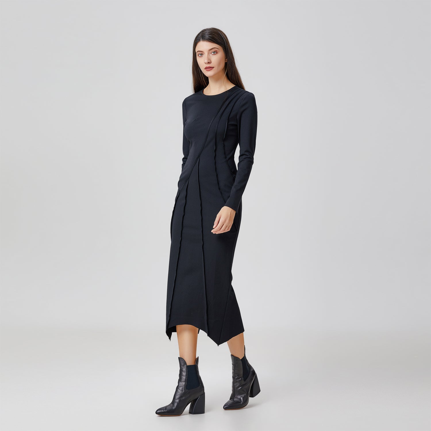 Robe asymetrique à découpes structurées