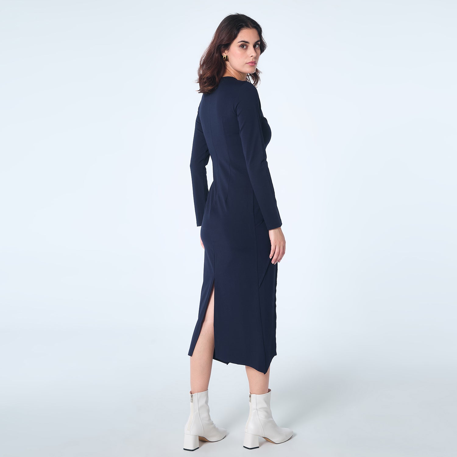 Robe asymetrique à découpes structurées