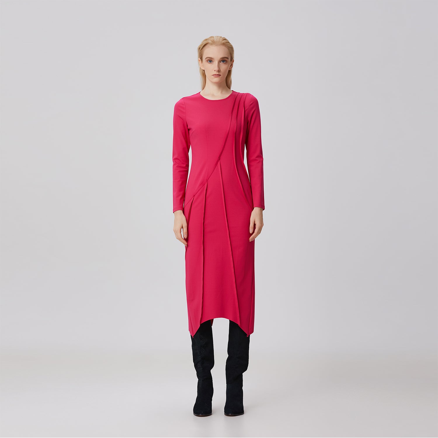 Robe asymetrique à découpes structurées