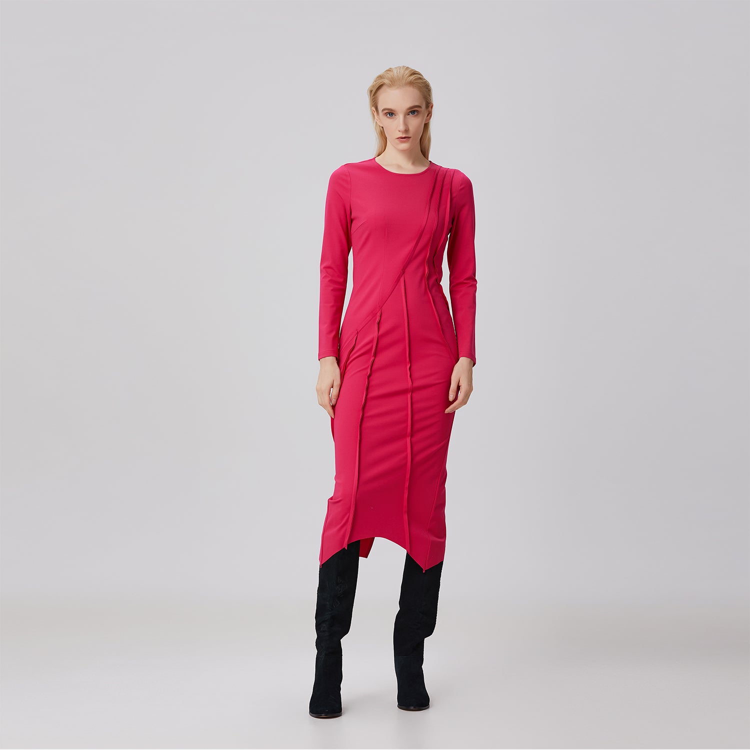 Robe asymetrique à découpes structurées