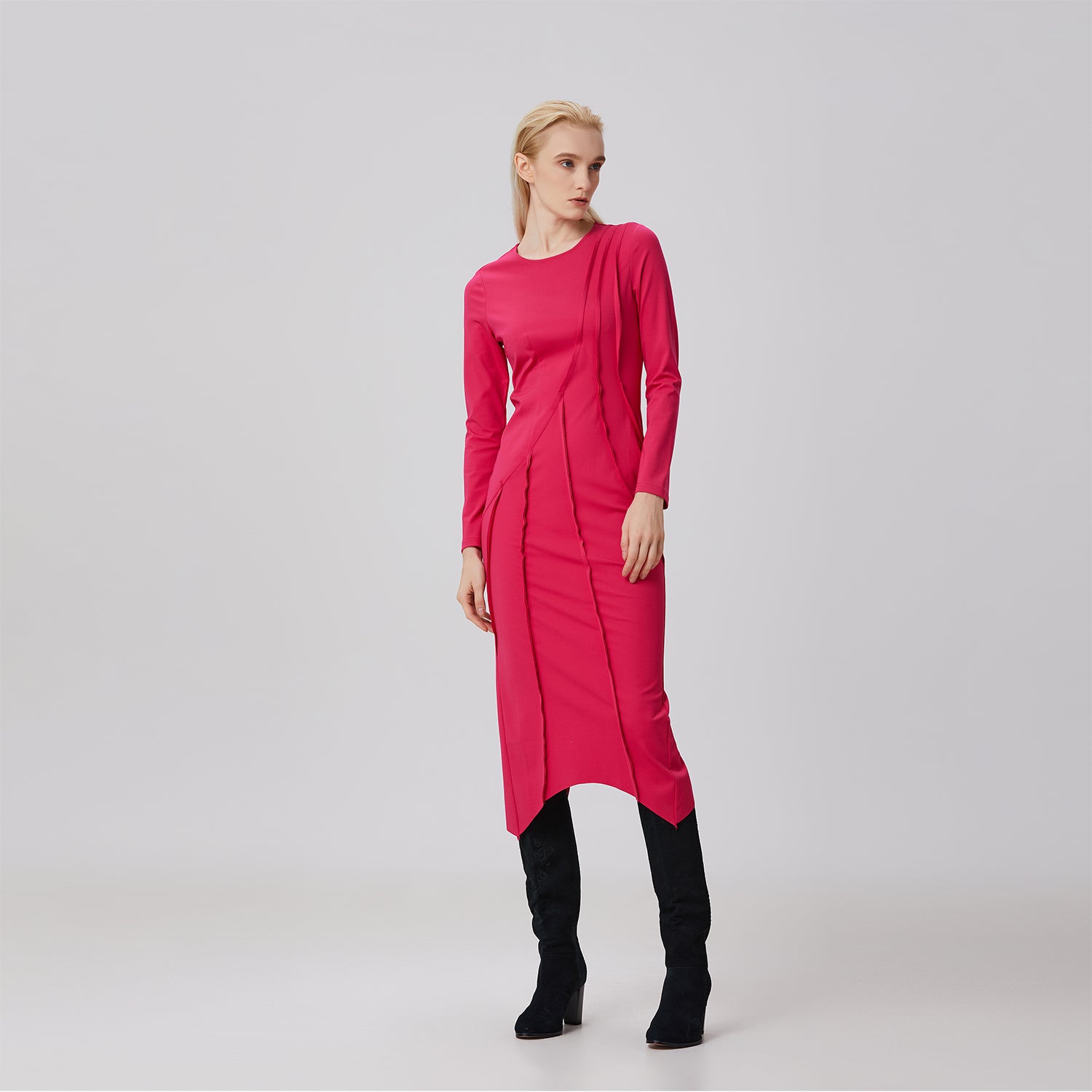 Robe asymetrique à découpes structurées