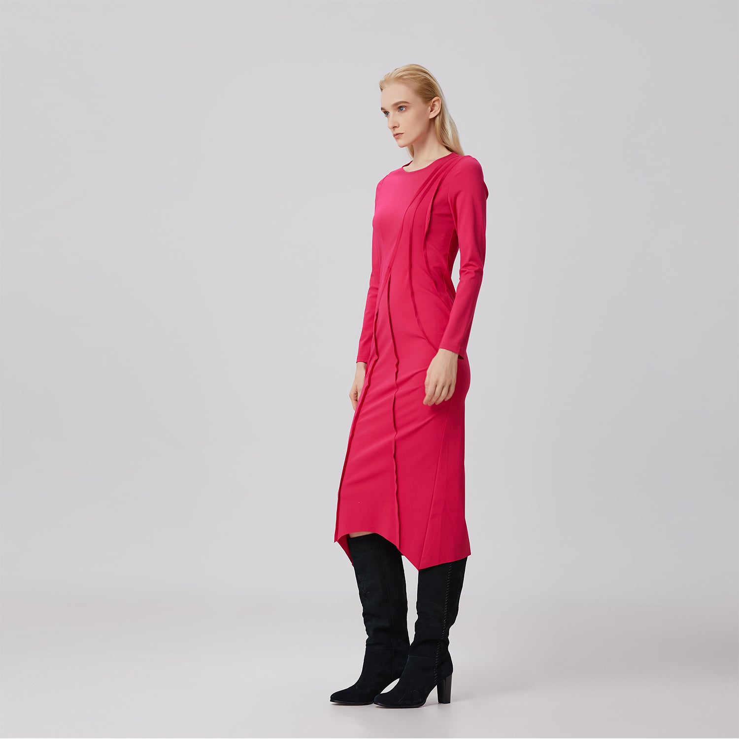 Robe asymetrique à découpes structurées