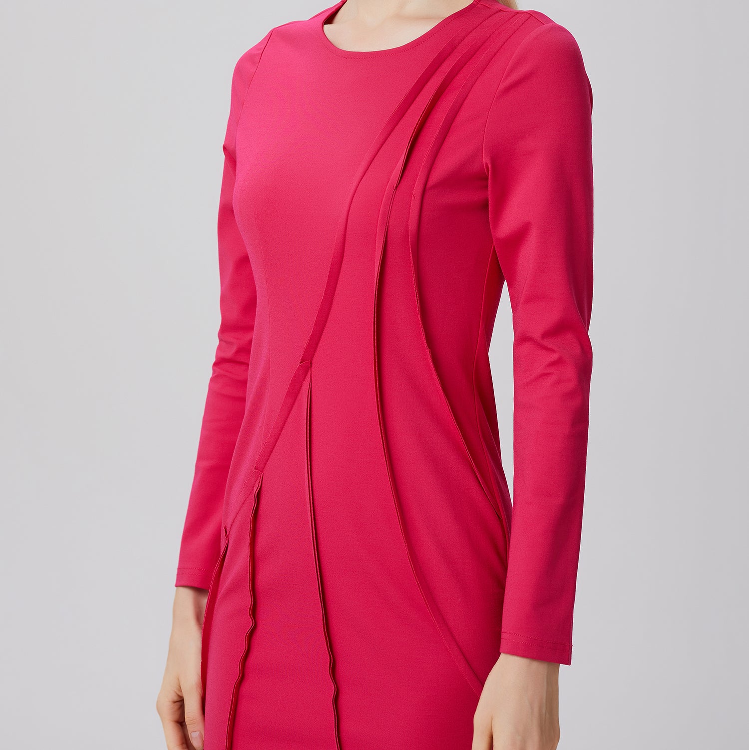 Robe asymetrique à découpes structurées