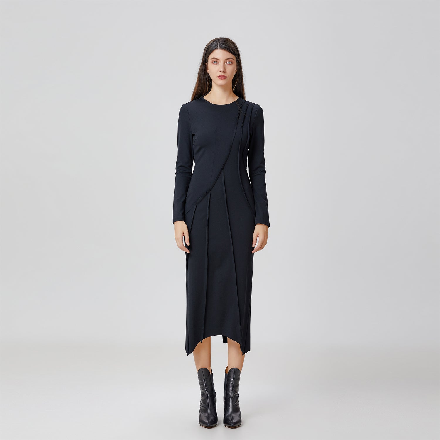 Robe asymetrique à découpes structurées