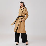 Manteau trench à détails contrastés