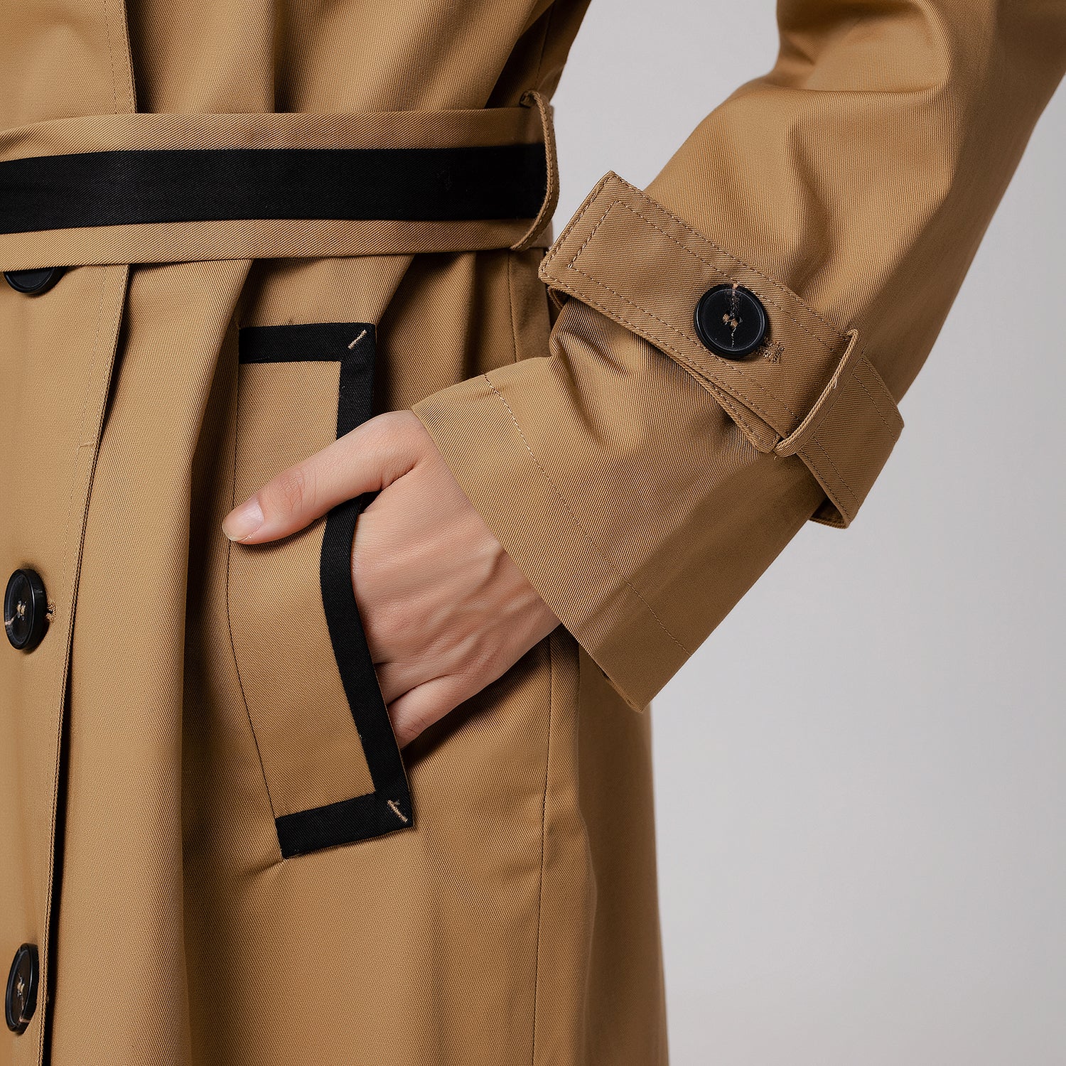 Manteau trench à détails contrastés