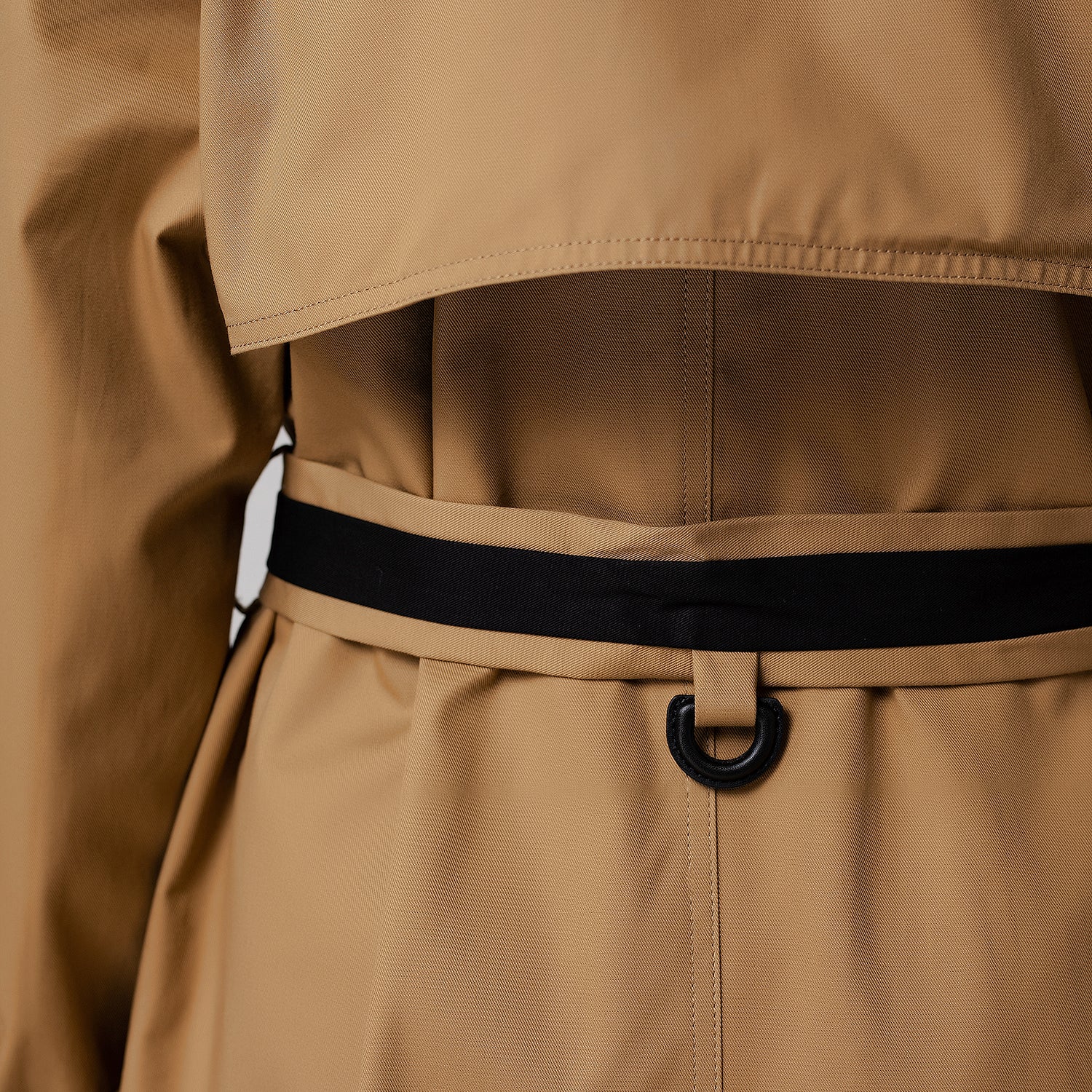 Manteau trench à détails contrastés