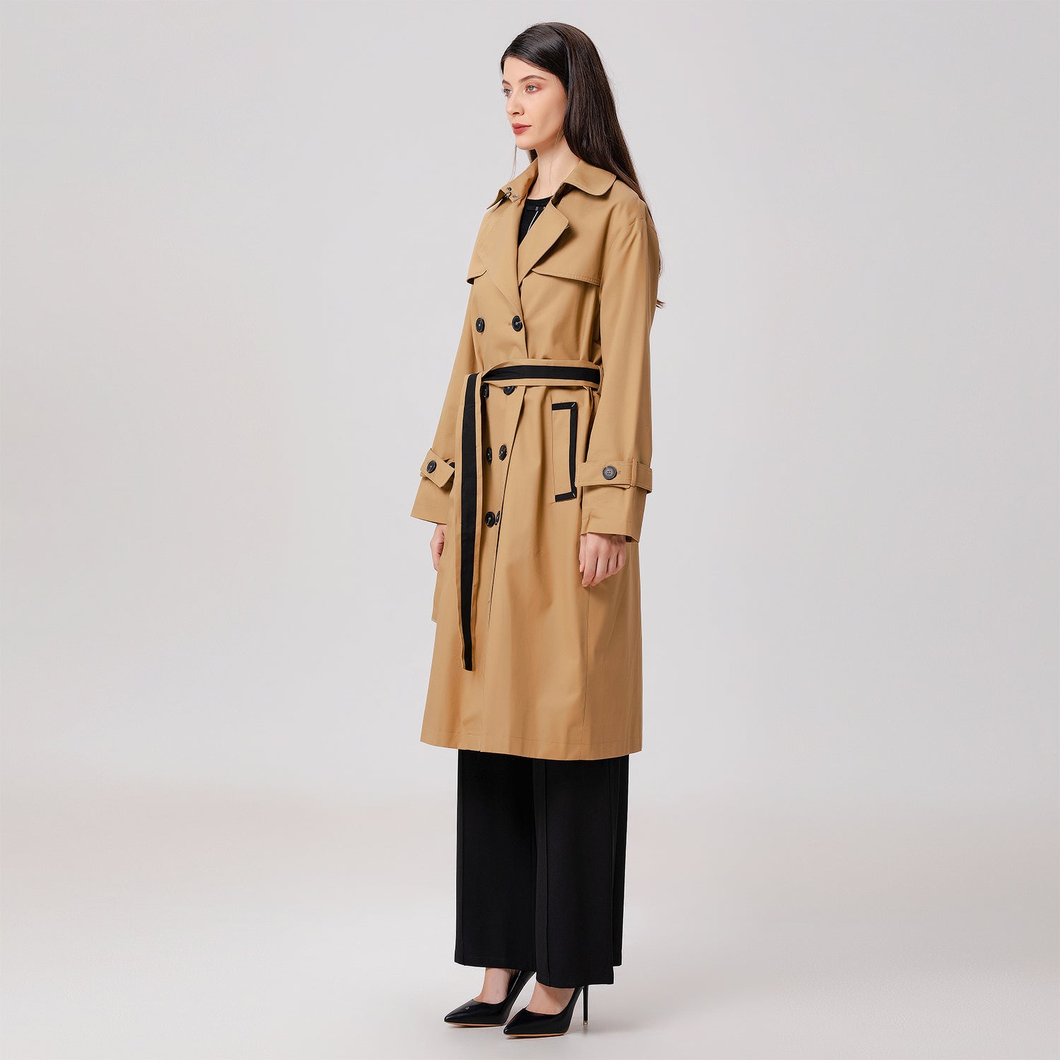 Manteau trench à détails contrastés