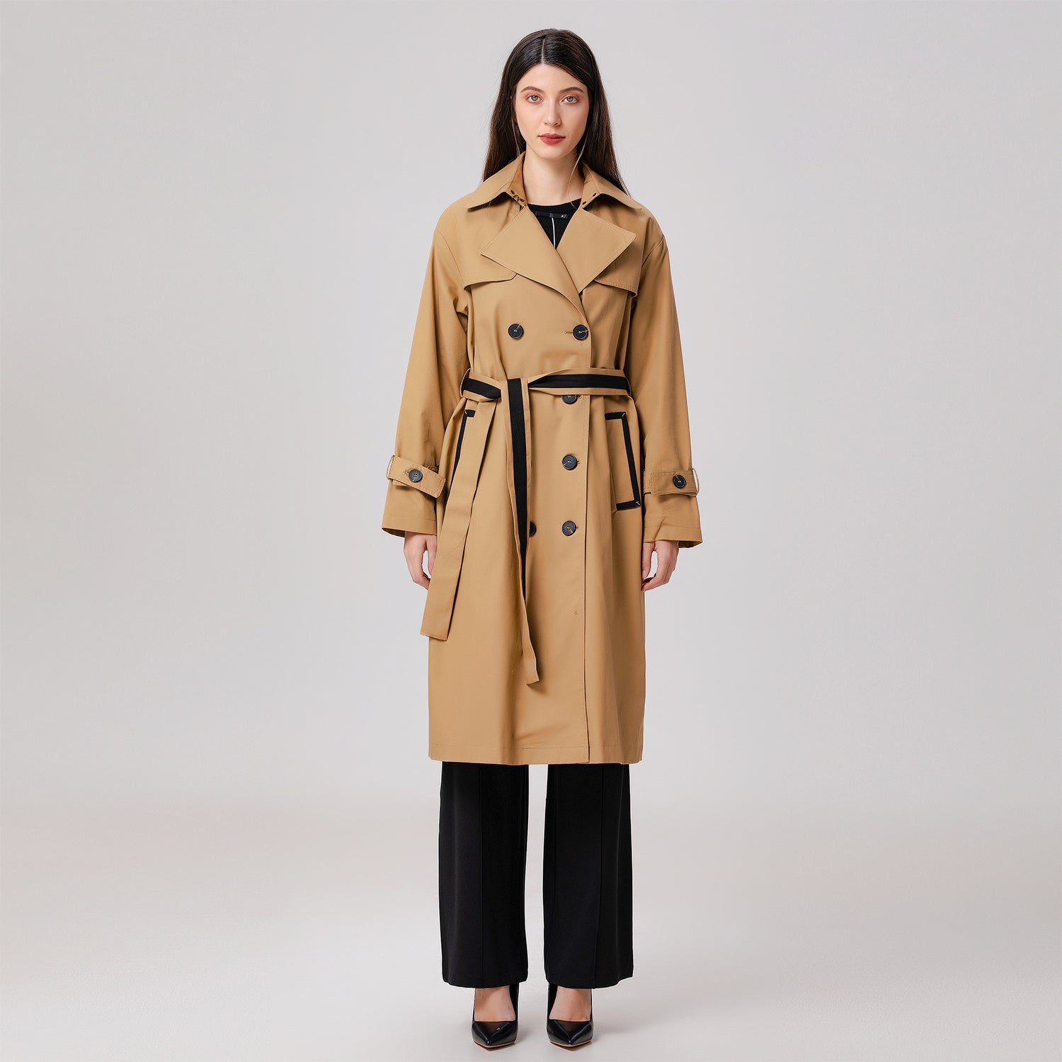 Manteau trench à détails contrastés