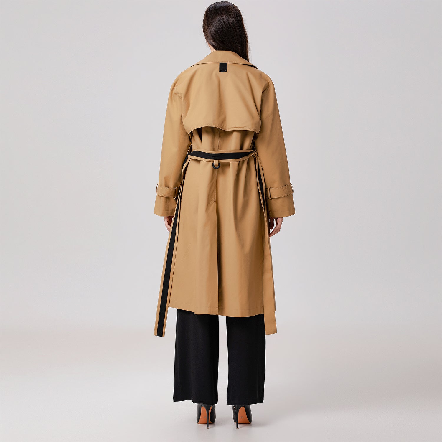 Manteau trench à détails contrastés