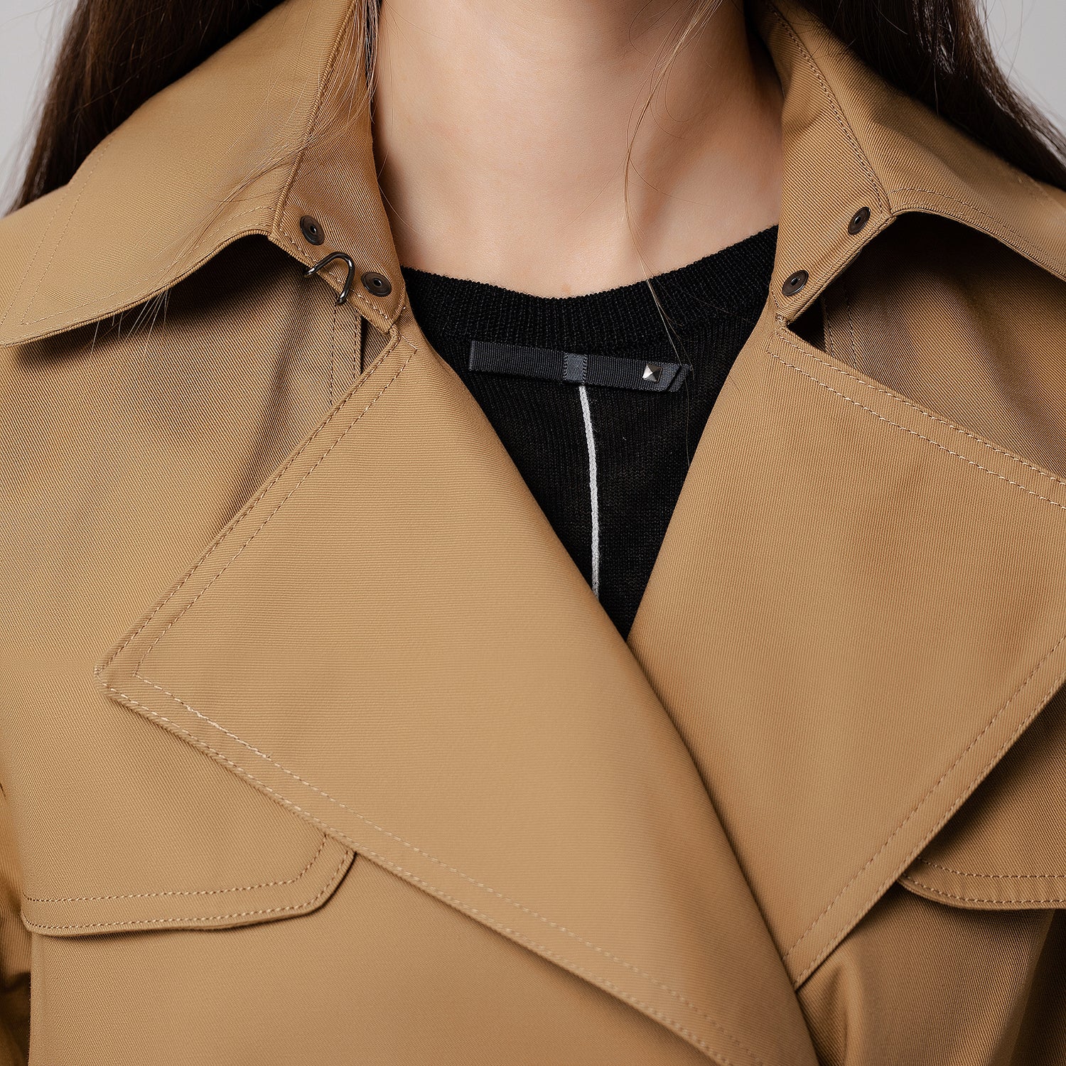 Manteau trench à détails contrastés