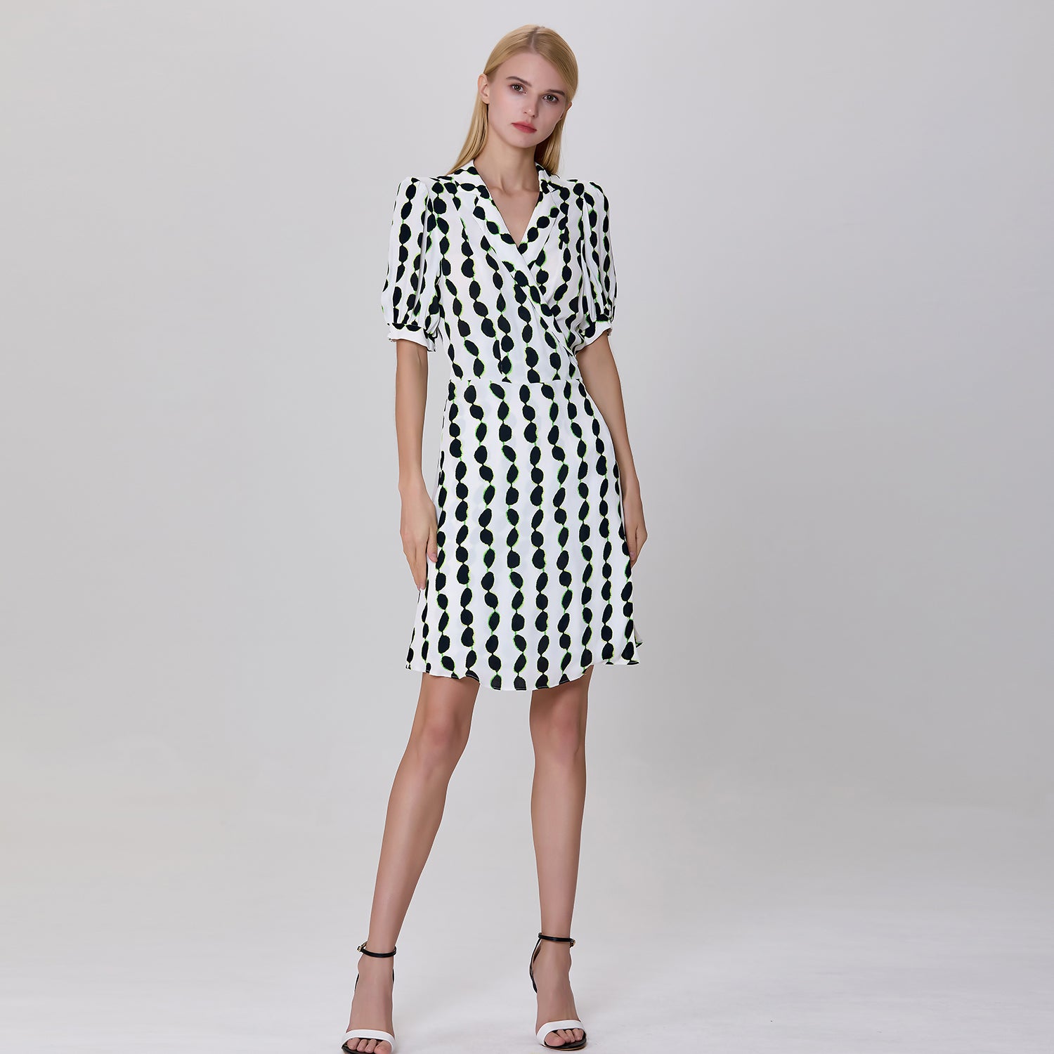 Robe courte portefeuille à col tailleur et imprimé graphique