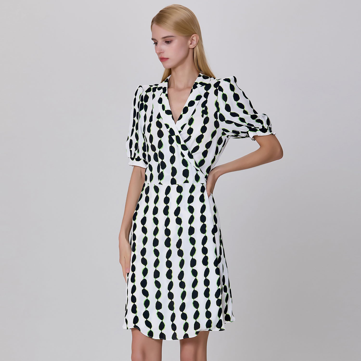 Robe courte portefeuille à col tailleur et imprimé graphique