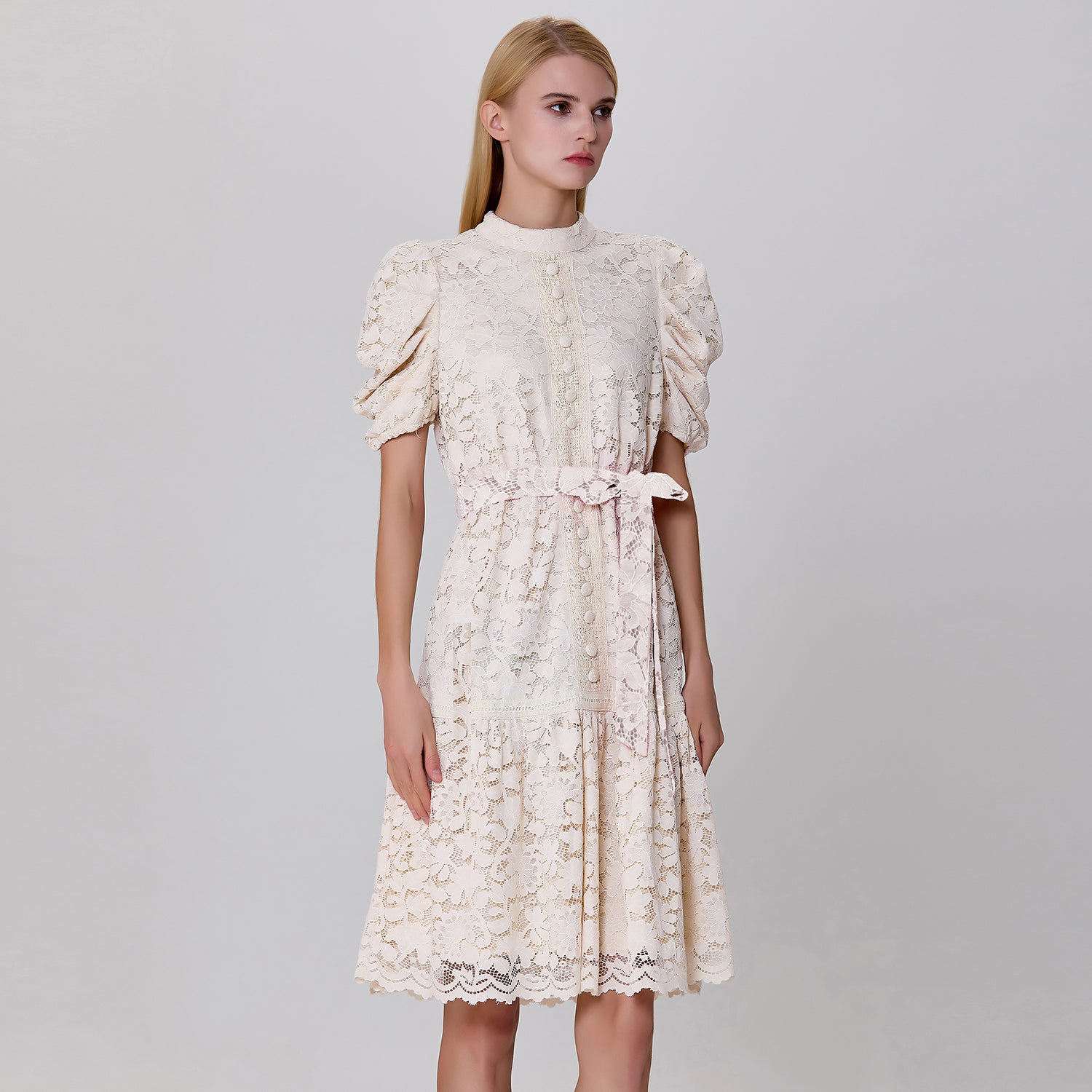 Robe chemisier ajustée et évasée tout en dentelle