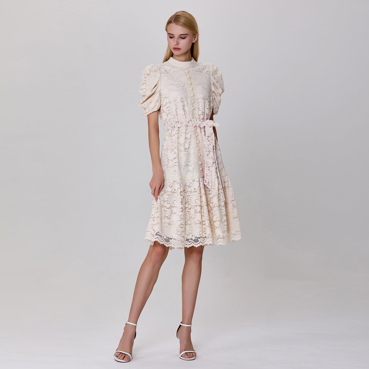 Robe chemisier ajustée et évasée tout en dentelle