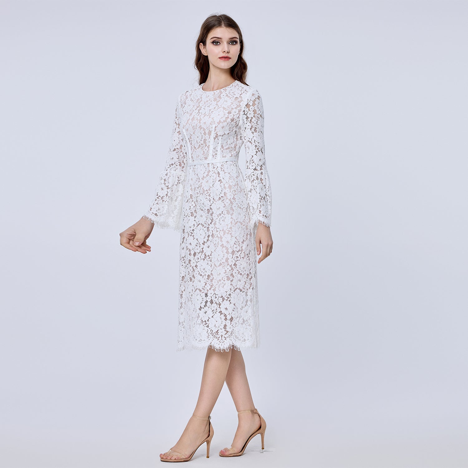 Robe en dentelle ajustée à lignes bustier et manches tulipes