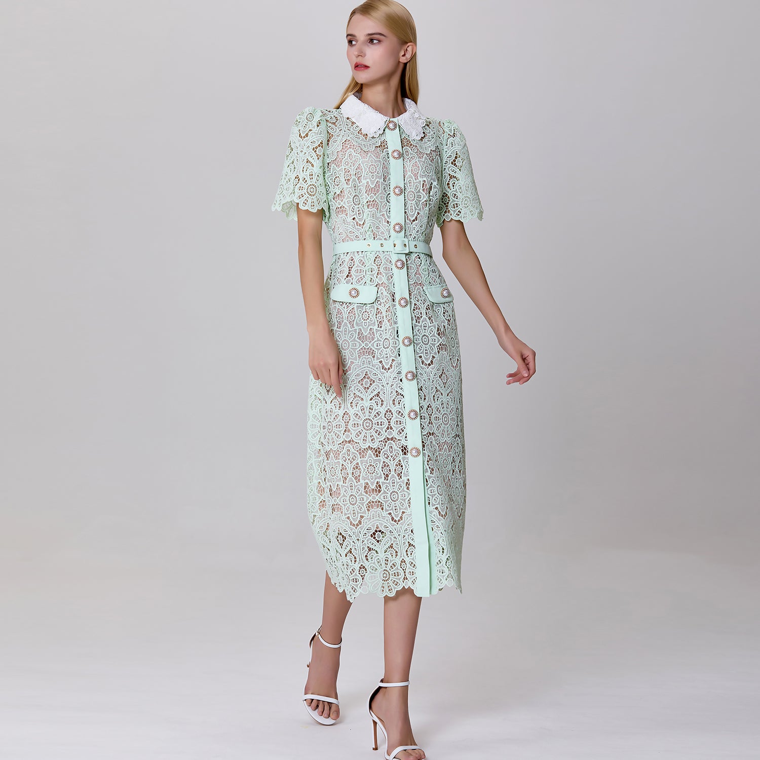 Robe boutonnée en dentelle transparente