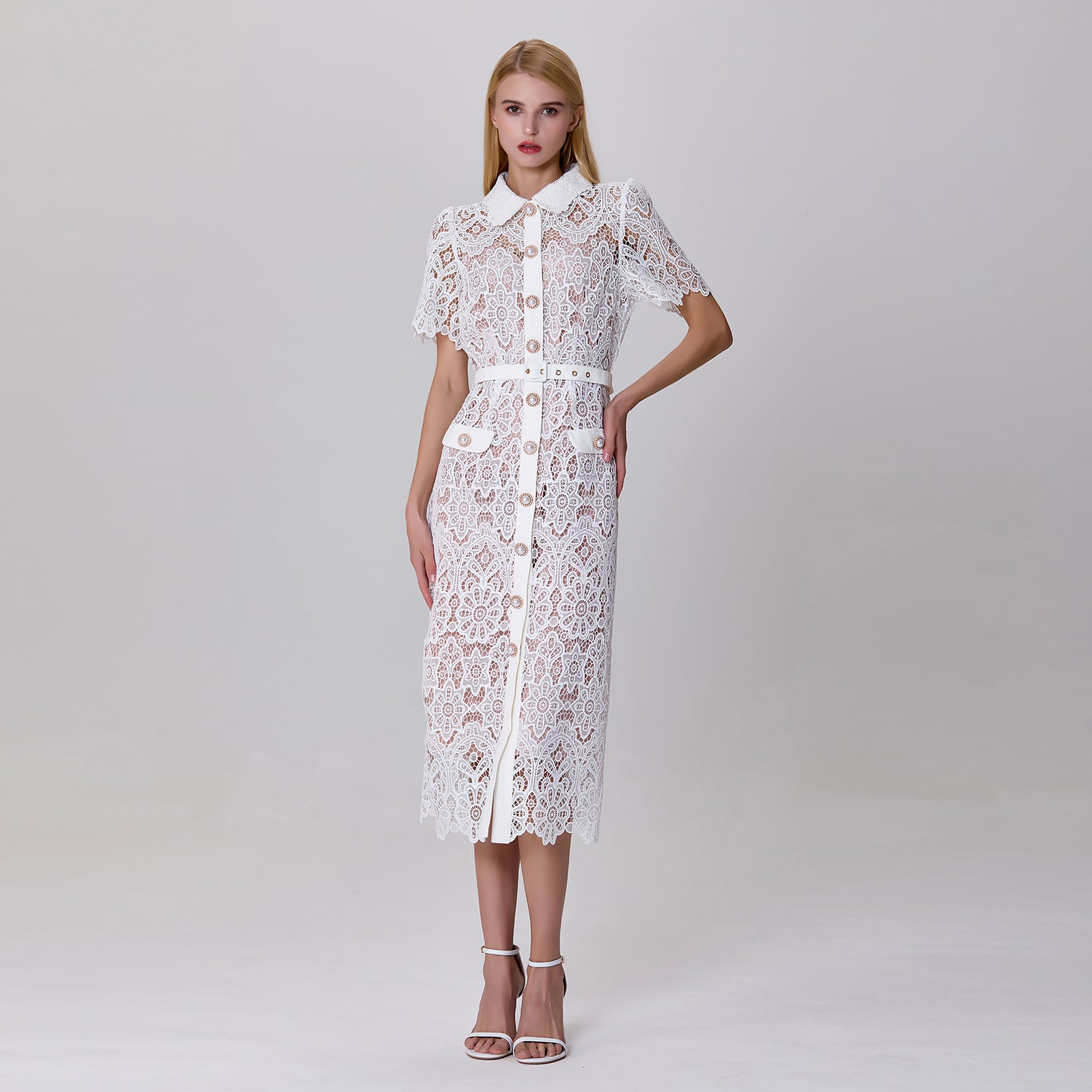 Robe boutonnée en dentelle transparente