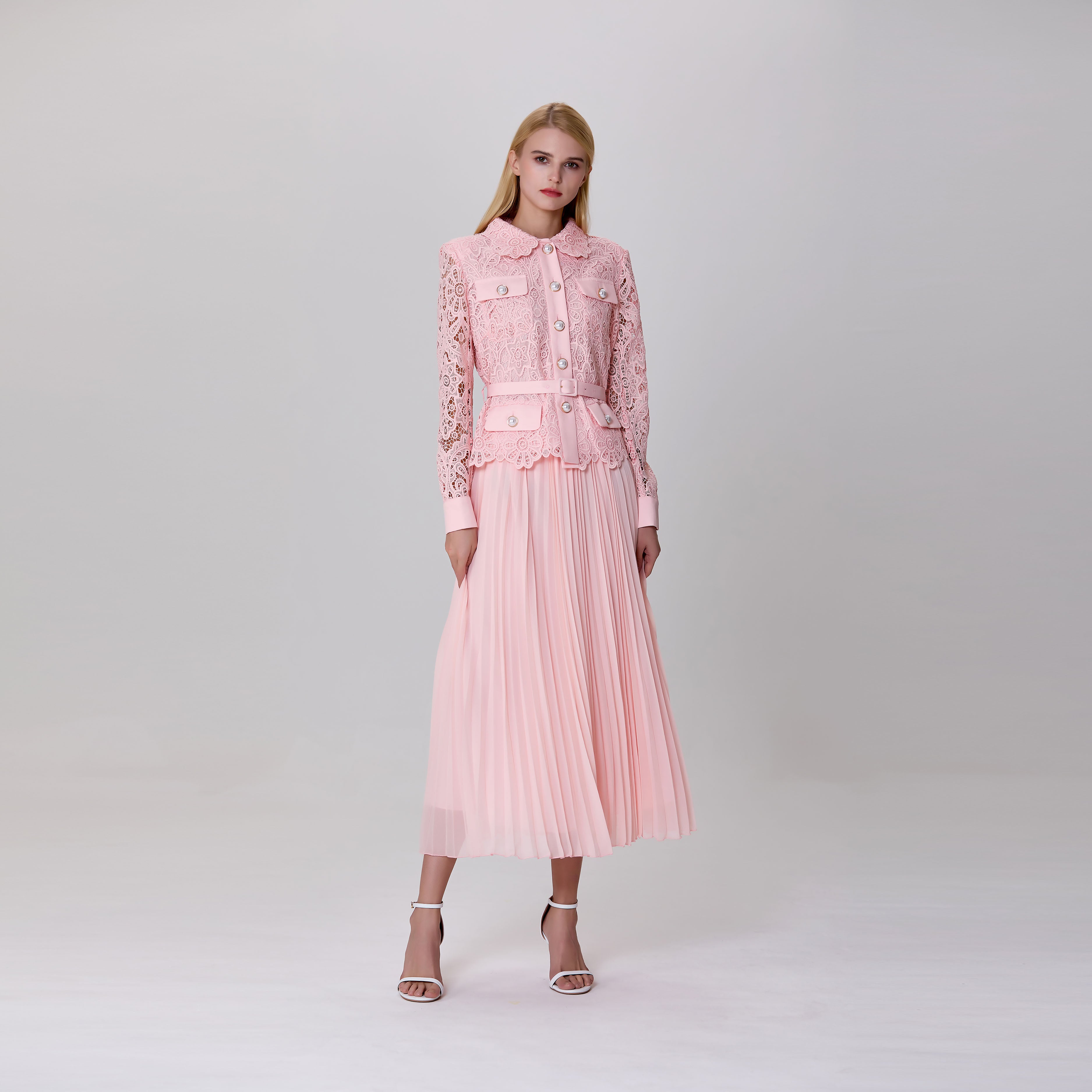 Robe tout-en-un avec veste en dentelle et jupe plissée