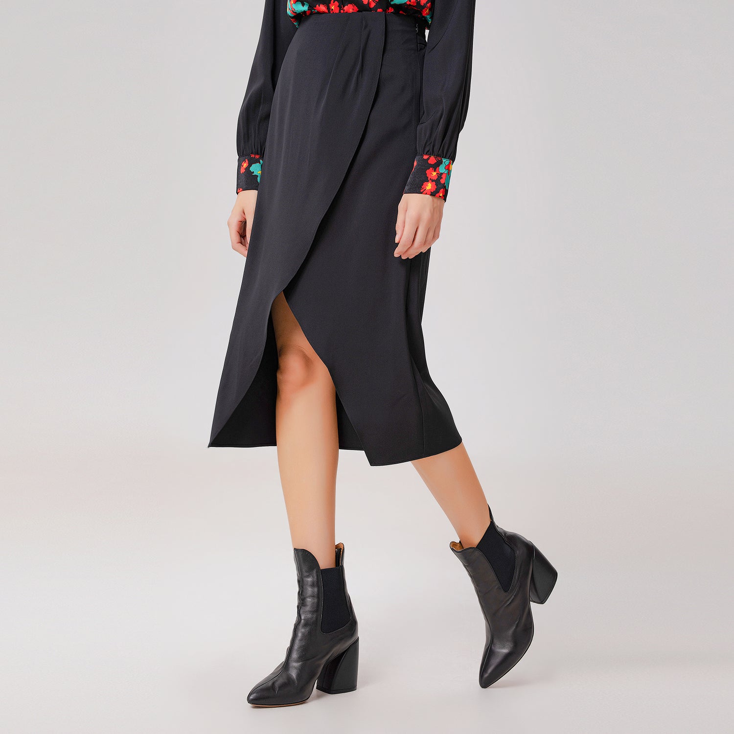 Jupe effet portefeuille minimaliste en satin