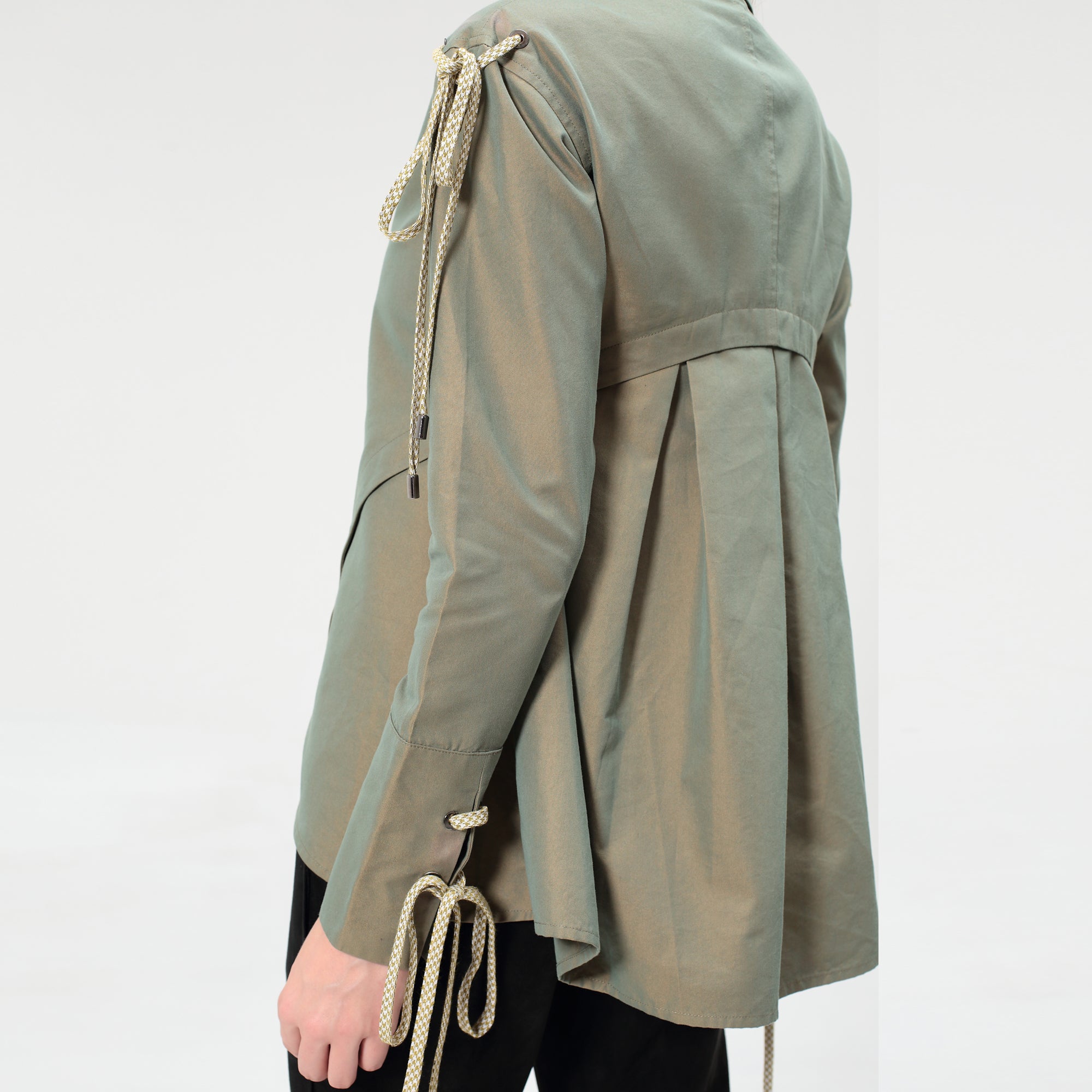 Chemise décorée de passants et au volume évasé dans le dos