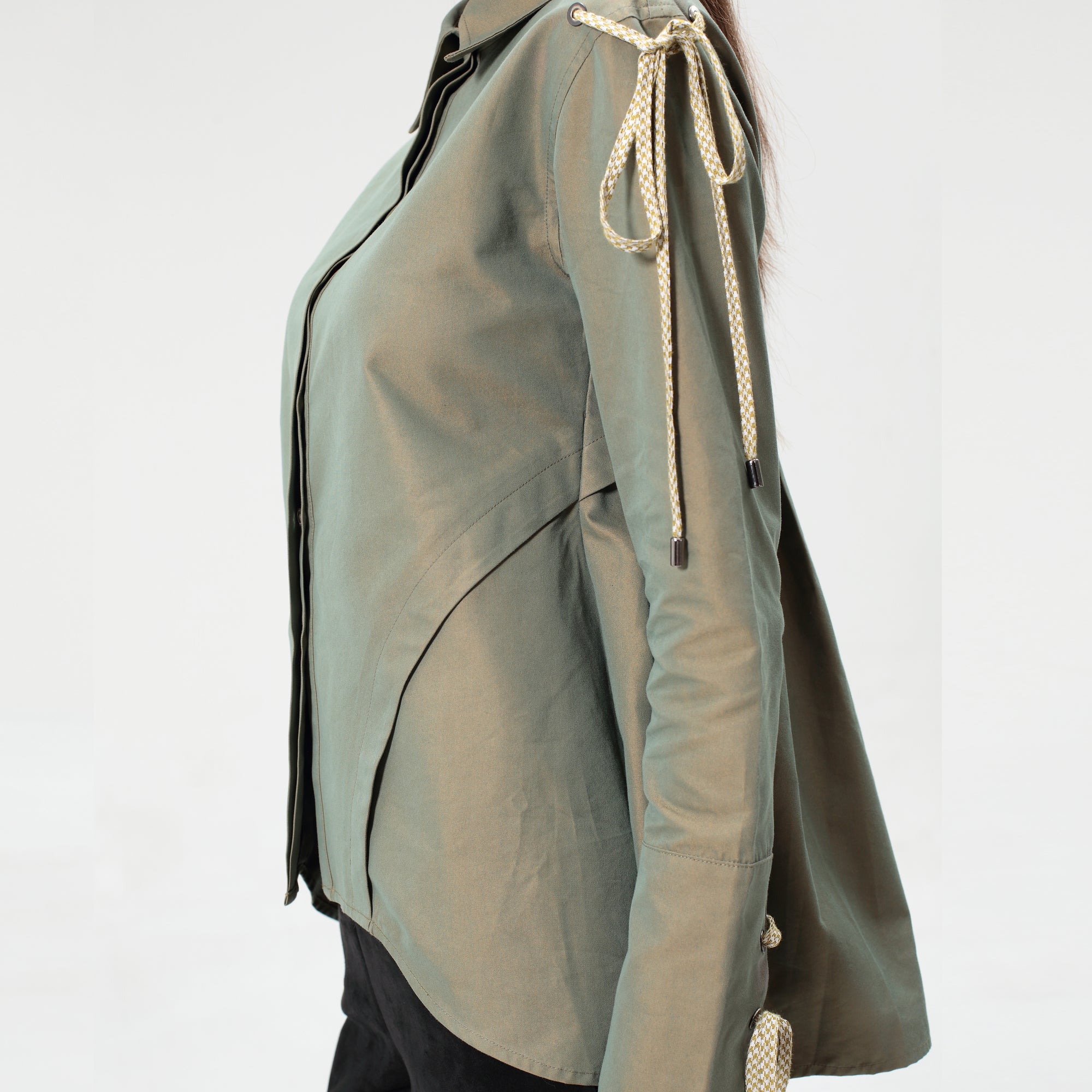 Chemise décorée de passants et au volume évasé dans le dos