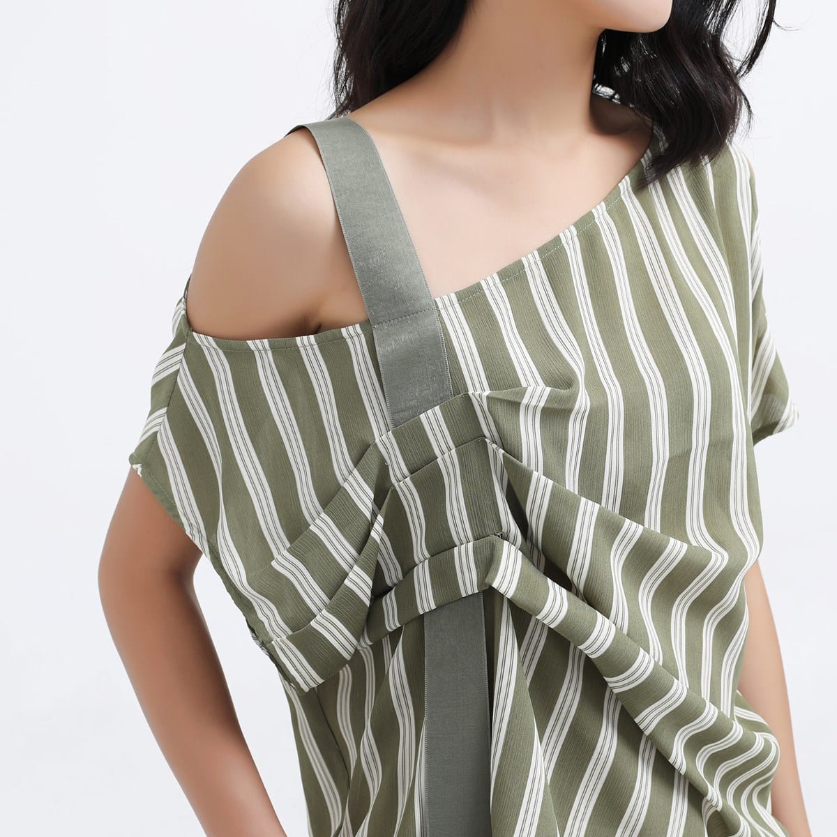 Top asymétrique drapé à imprimé rayé