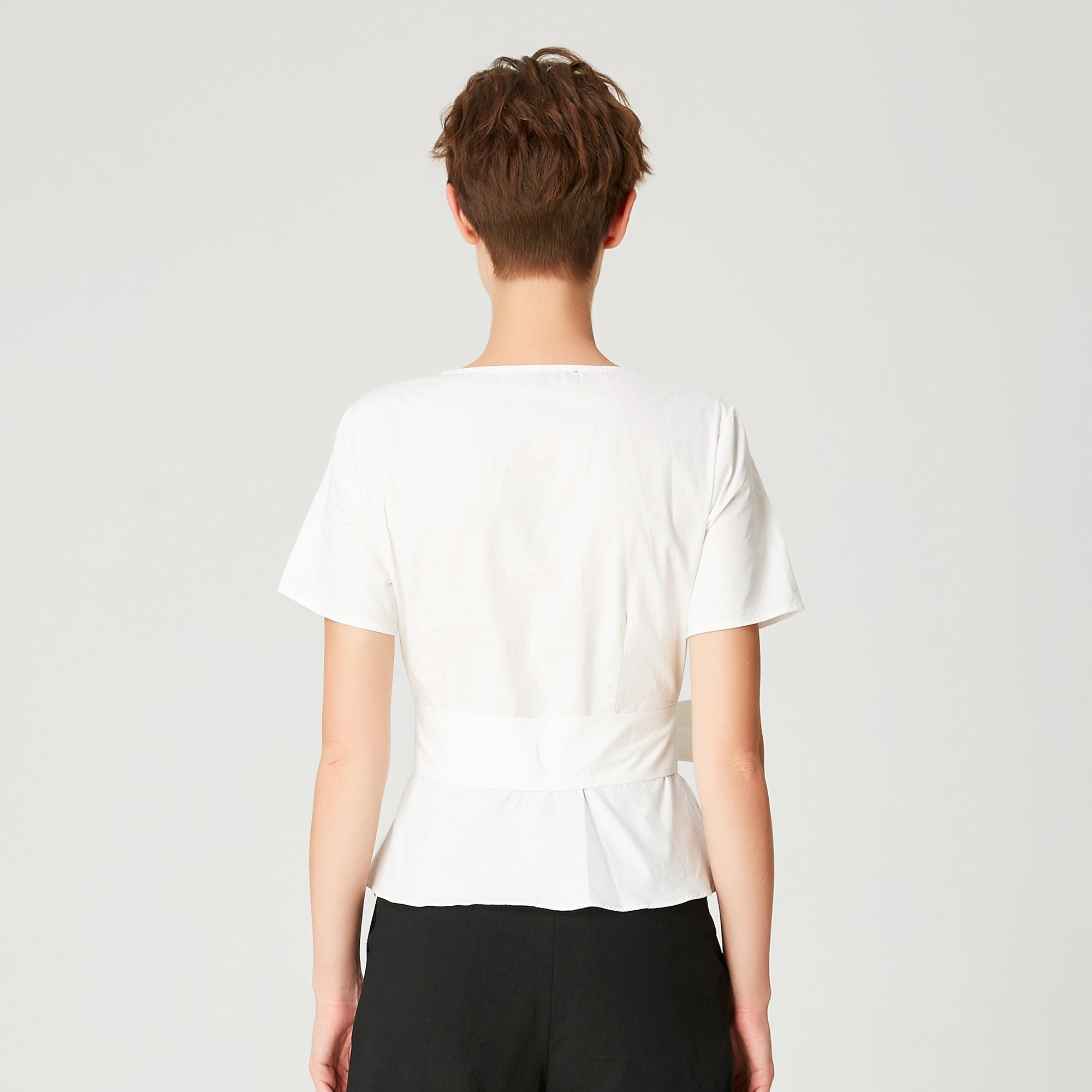 Top péplum à large ceinture à nouer