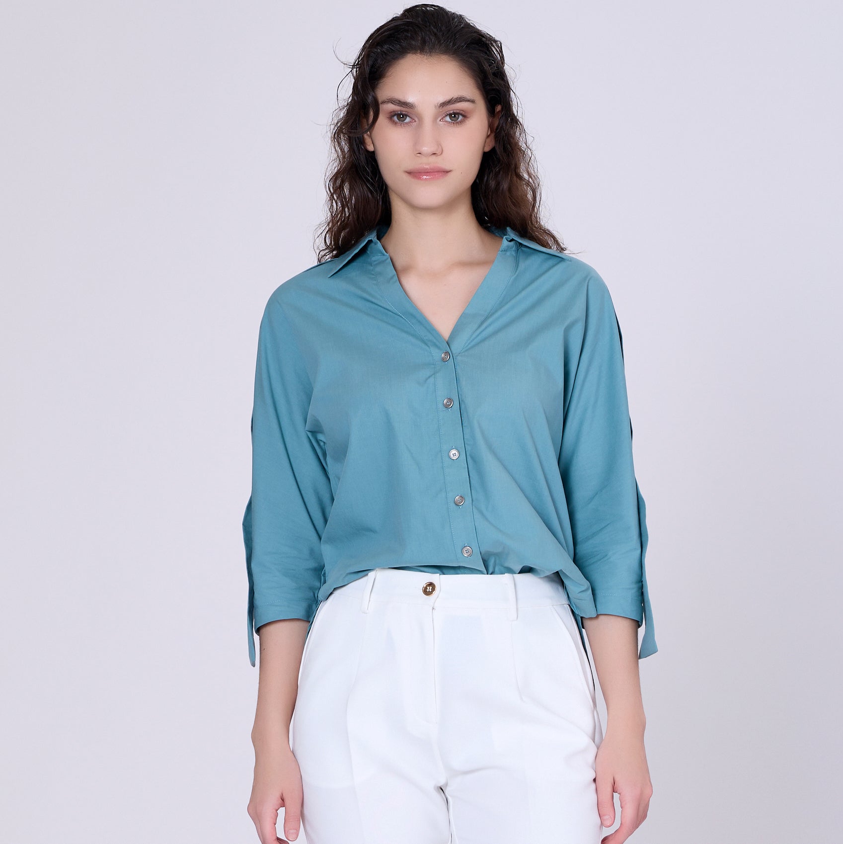 Chemise à larges bandes le long des épaules