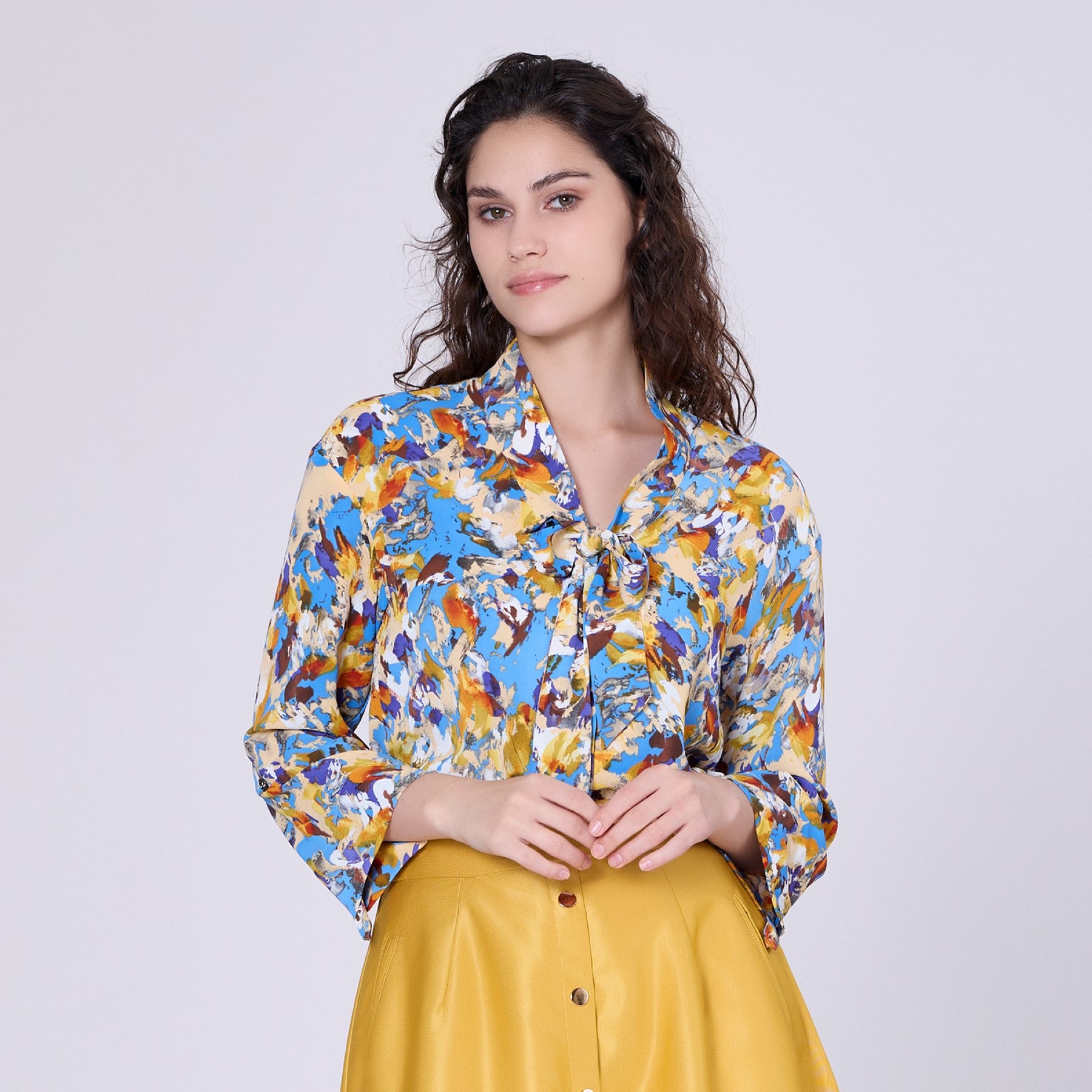 Blouse à col lavallière et imprimé abstrait